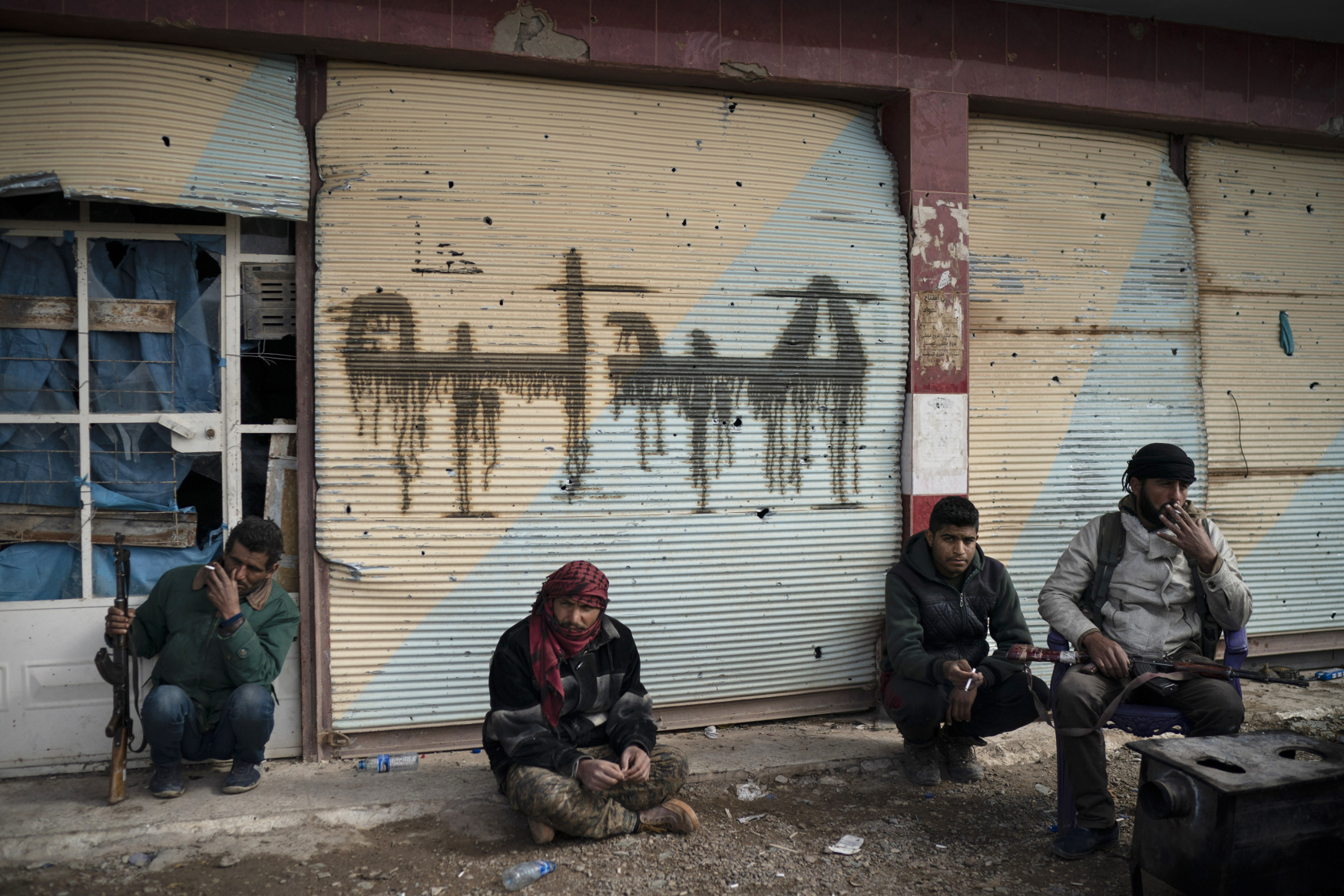 Islámaký stát je poražen. Na snímku bojovníci Demokratických sil v Bakhúzu