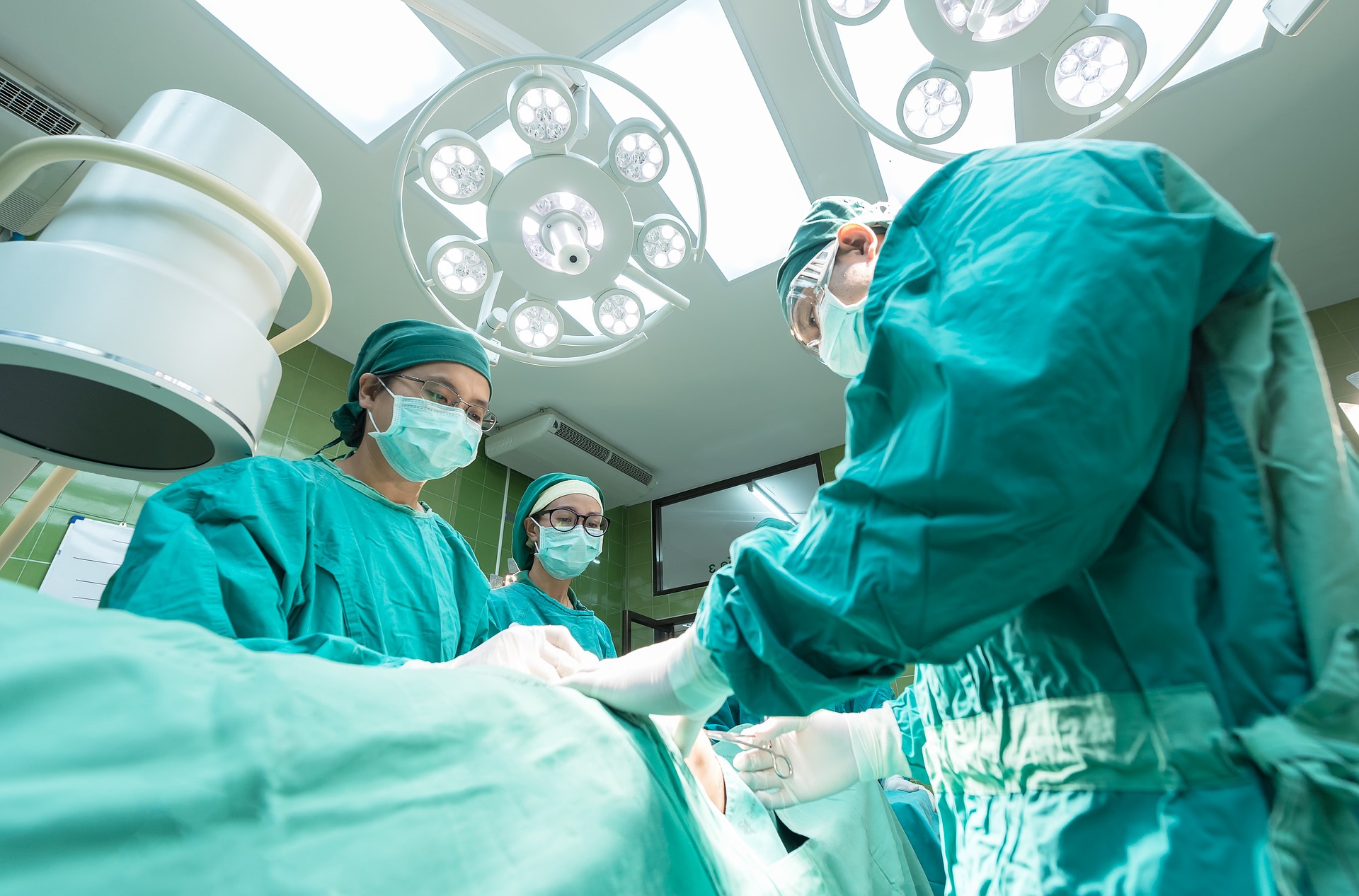 Lékaři při operaci (ilustrační foto)