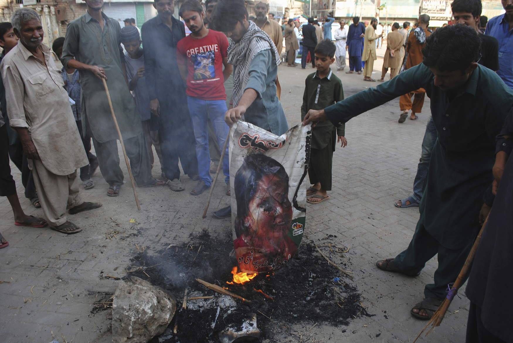 Demonstranti v Pákistánu pálí fotografii Asii Bibiové