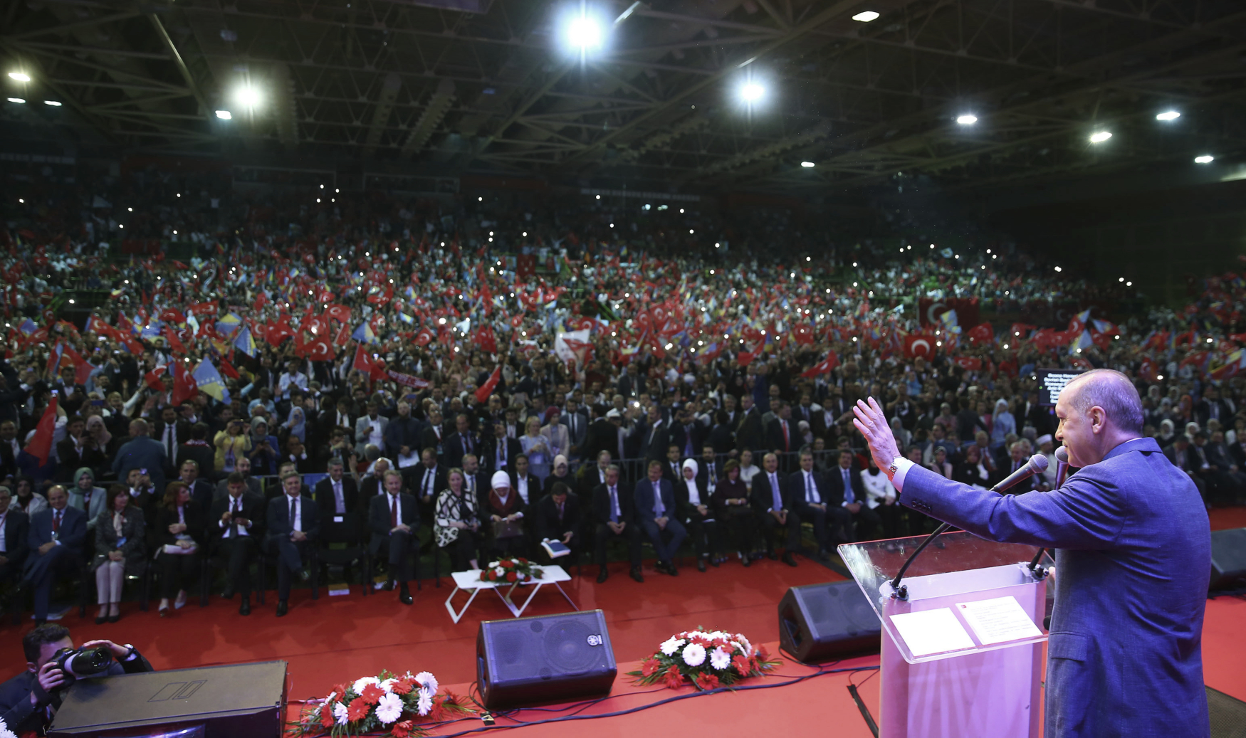 Účastníci pozdravili tureckou hlavu státu skandováním „Bůh je veliký“  a „sultán Erdogan“