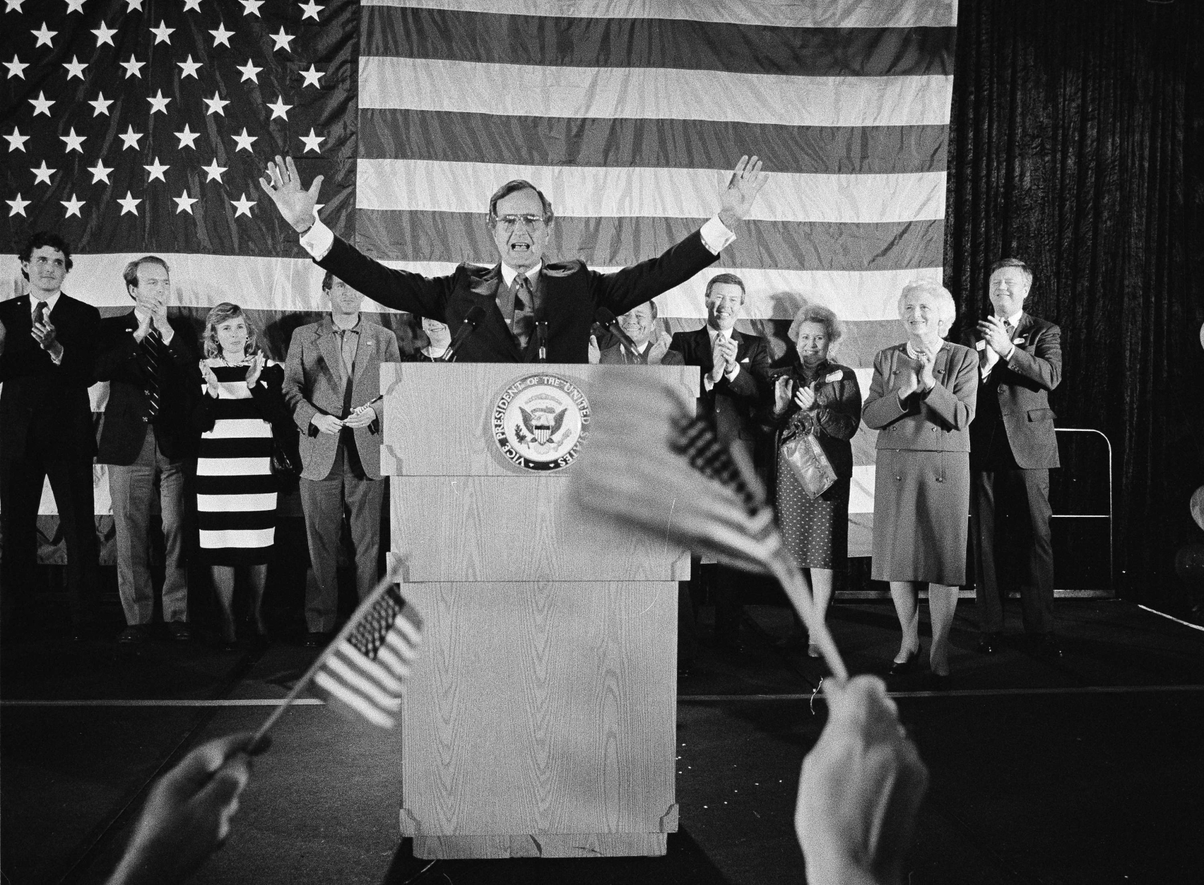 George Bush byl 7. listopadu 1984 znovu zvolen do funkce viceprezidenta v Houstonu v Texasu