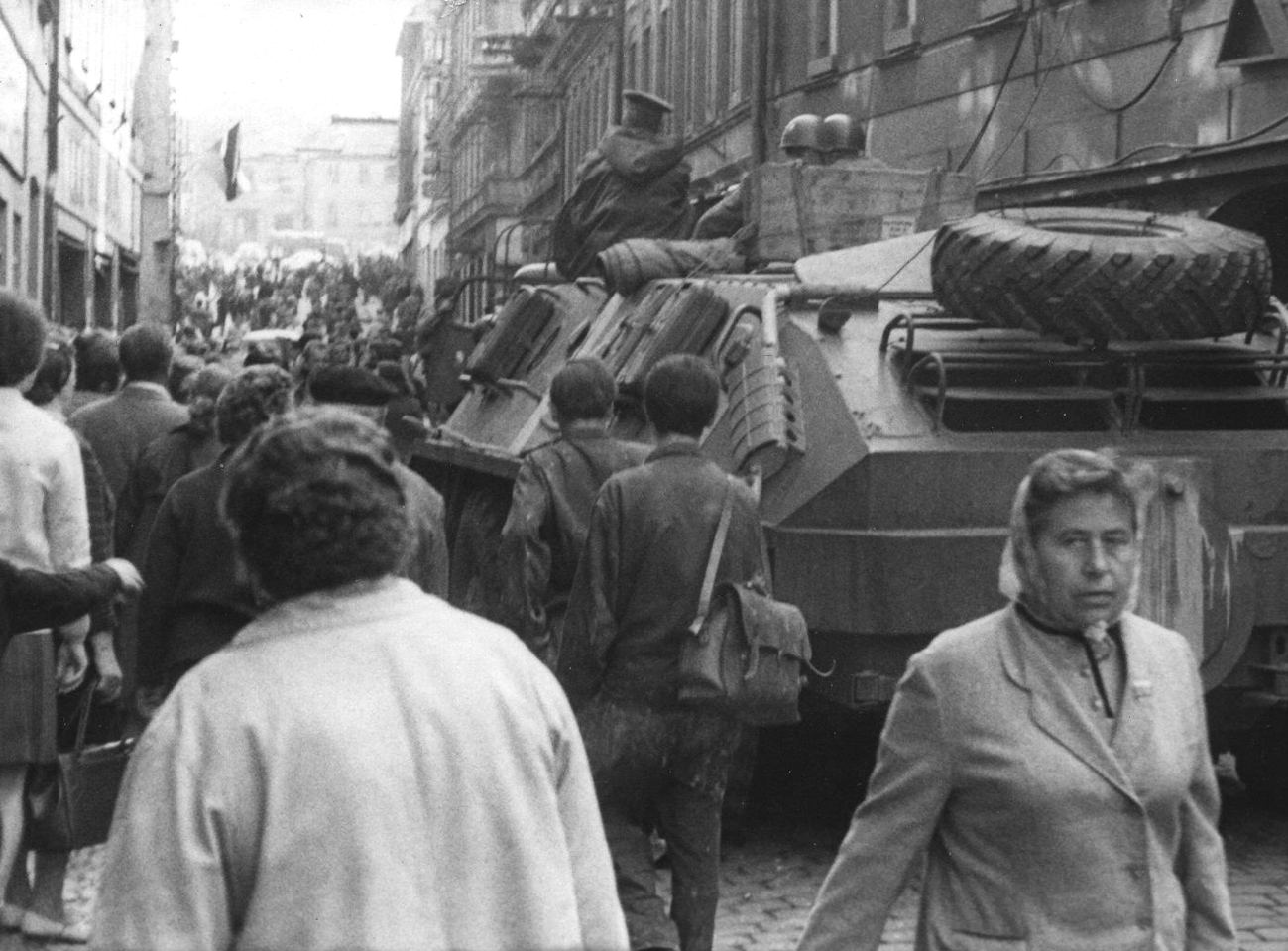 Sovětský obrněný transportér v Pražské ulici v Příbrami v srpnu 1968