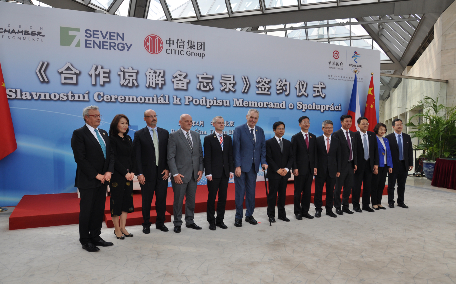 Zástupci Bank of China a společnosti CITIC s českým prezidentem Milošem Zemanem v Pekingu, kde podepsali memorandum o investicích v ČR