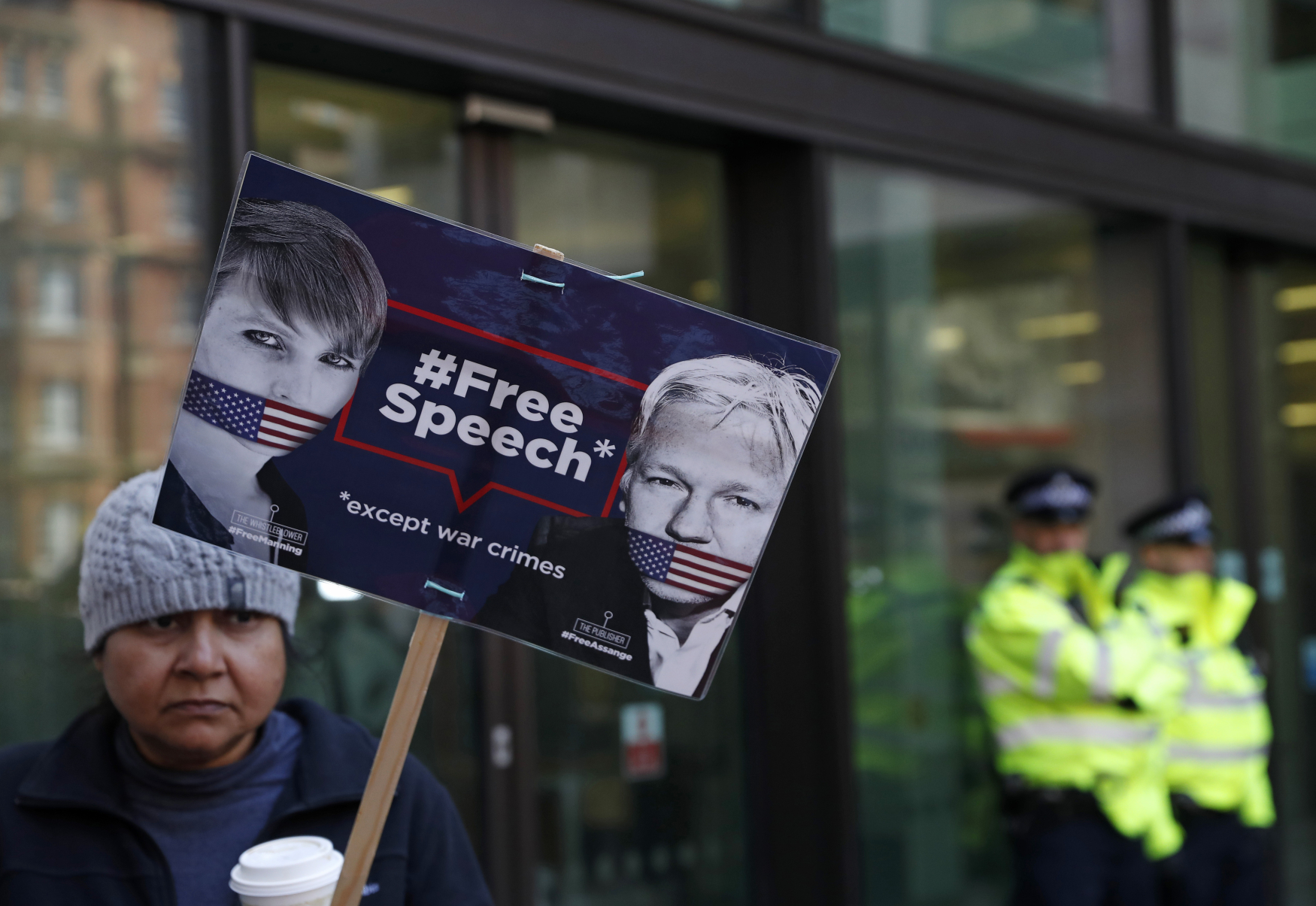 Protest před soudem ve Westminsteru, který má rozhodnout o vydání Assange do USA