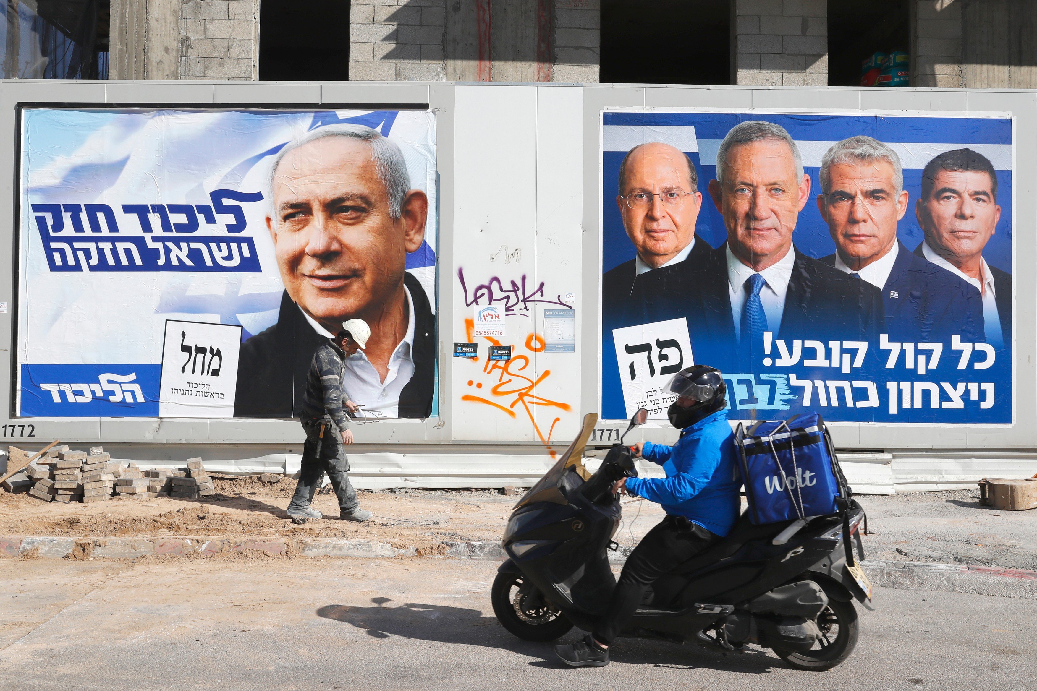 Předvolební kampaň v Izraeli, vlevo billboardy izraelského premiéra Benjamina Netanjahua, vpravo bývalého izraelského generála Benyho Gance