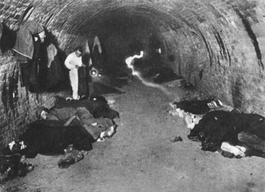 Nezaměstnaní přespávají v cihelně, 1933