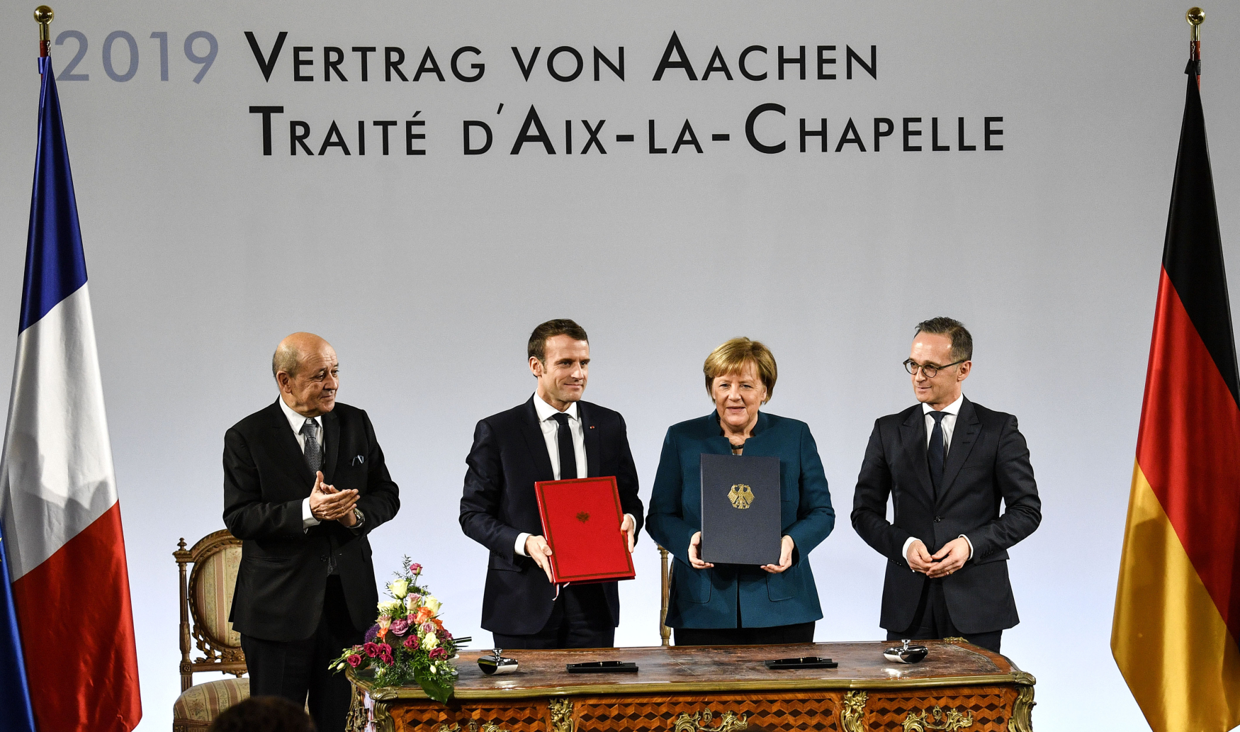 Smlouvu o spolupráci podepsali Angela Merkelová a Emmanuel Macron v Cáchách