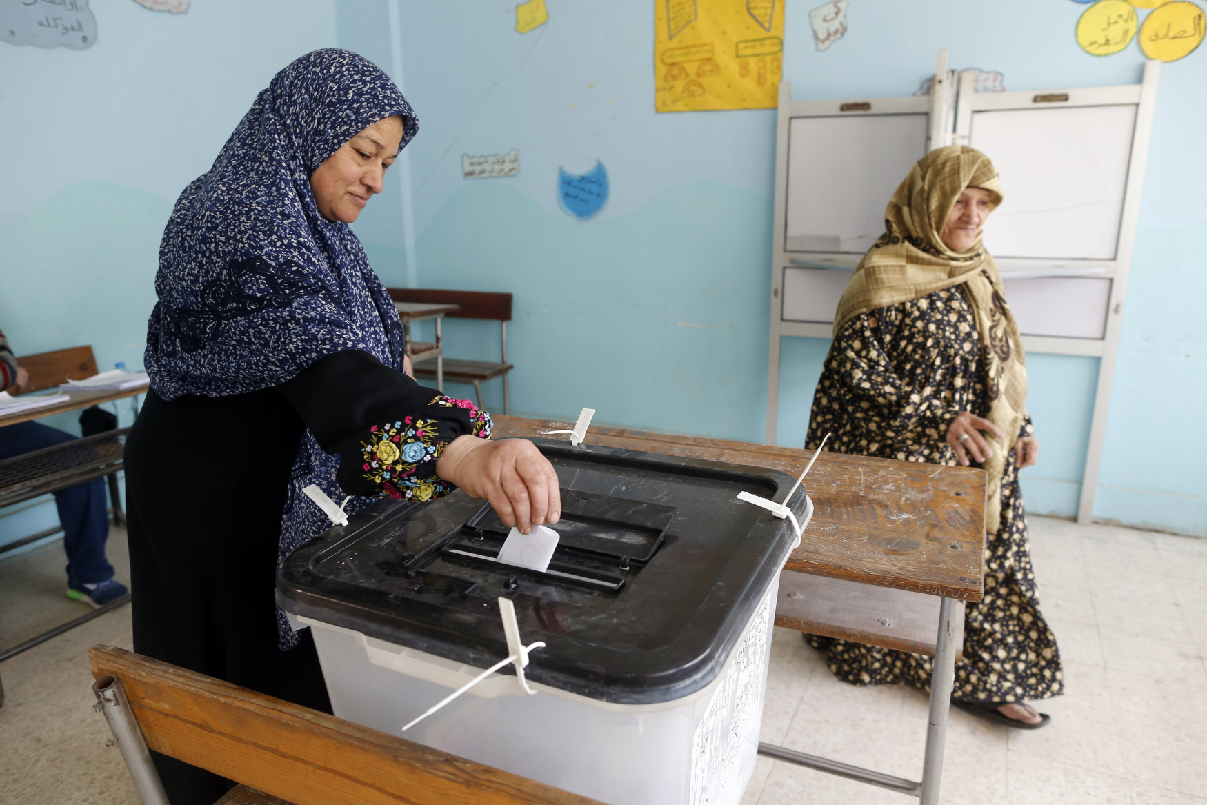 Egypťané hlasují o ústavních změnách, které by umožnily prezidentovi Sísímu zůstat u moci do roku 2030