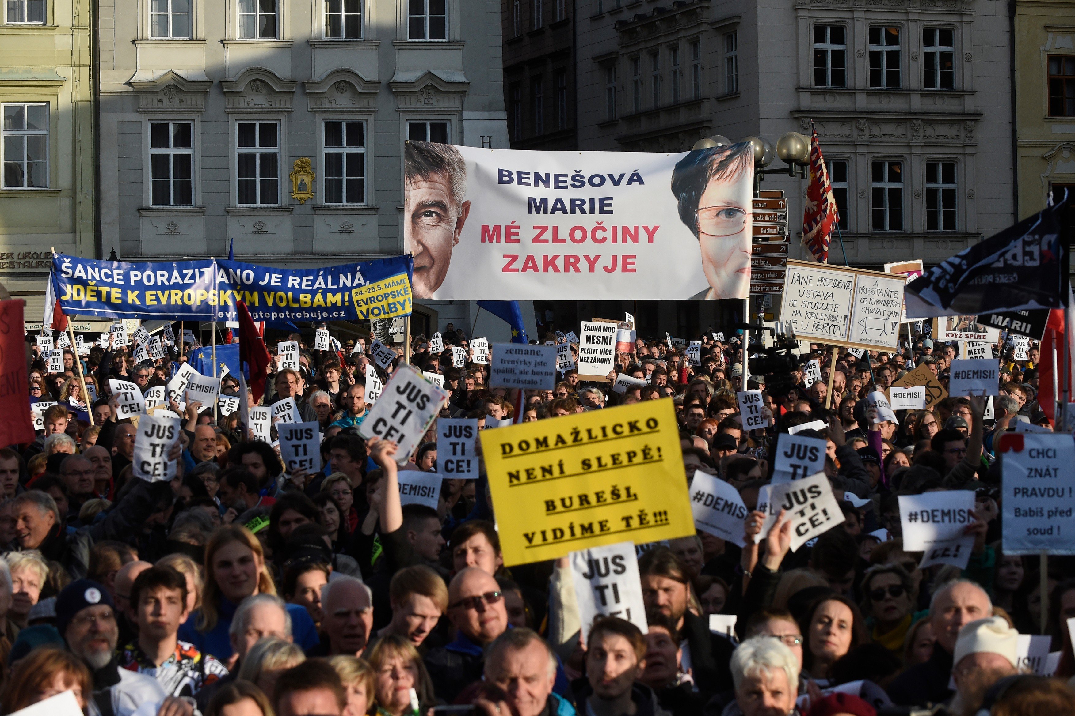 Demonstrace na pražském Staroměstském náměstí proti premiérovi a nové ministryni spravedlnosti