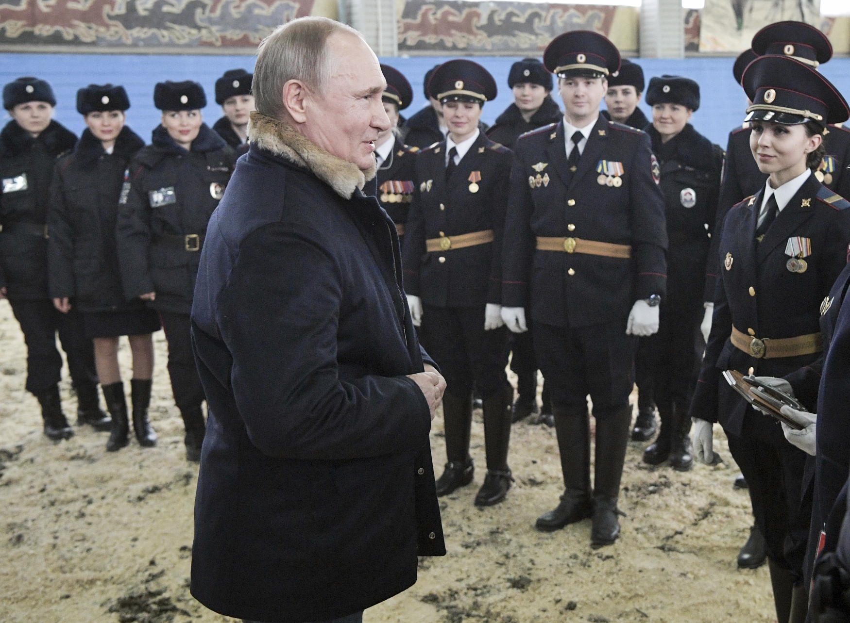 Vladimir Putin mezi policejními důstojníky