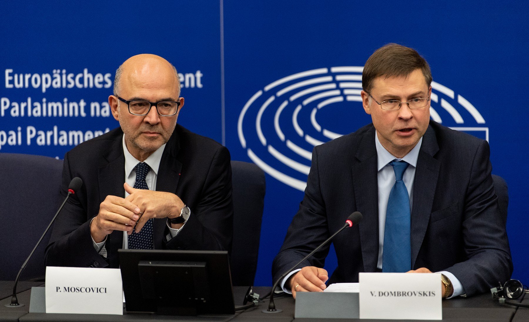 Evropští komisaři Valdis Dombrovskis (vpravo) a Pierre Moscovici