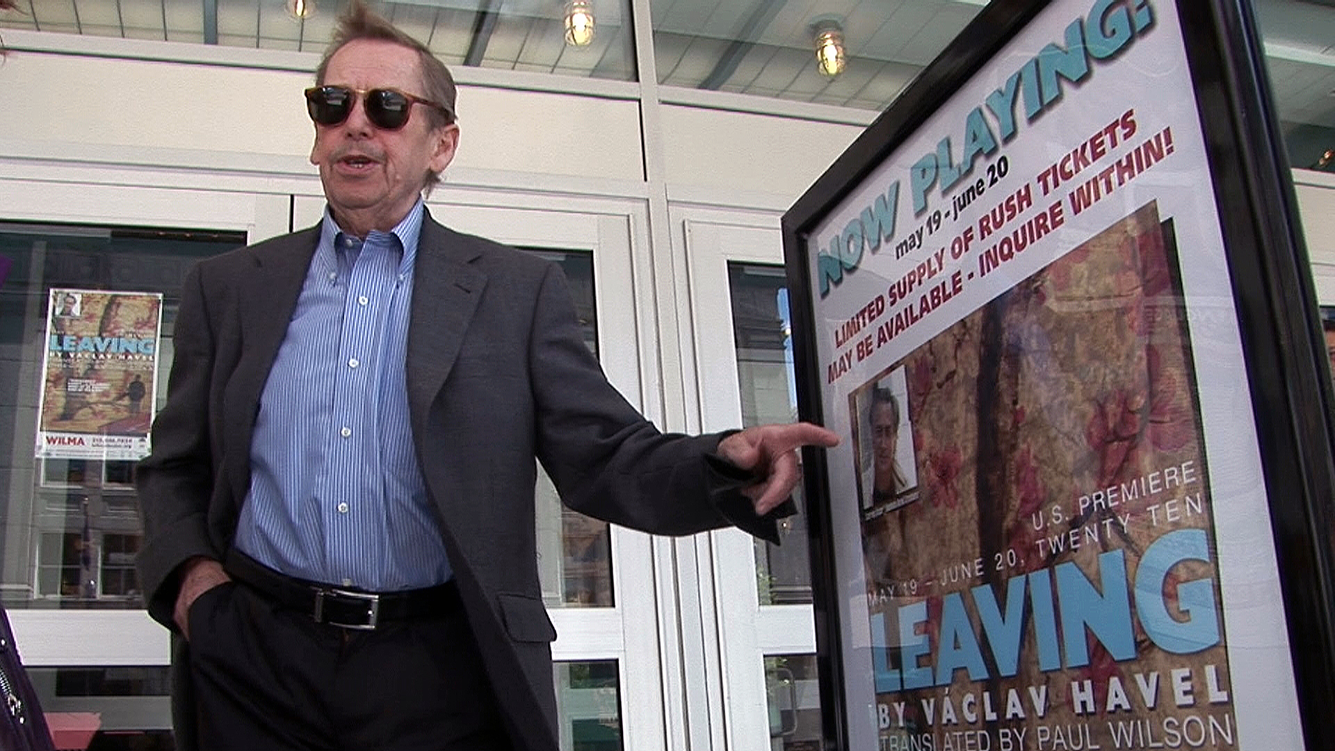Václav Havel u plakátu k filmu Odcházení