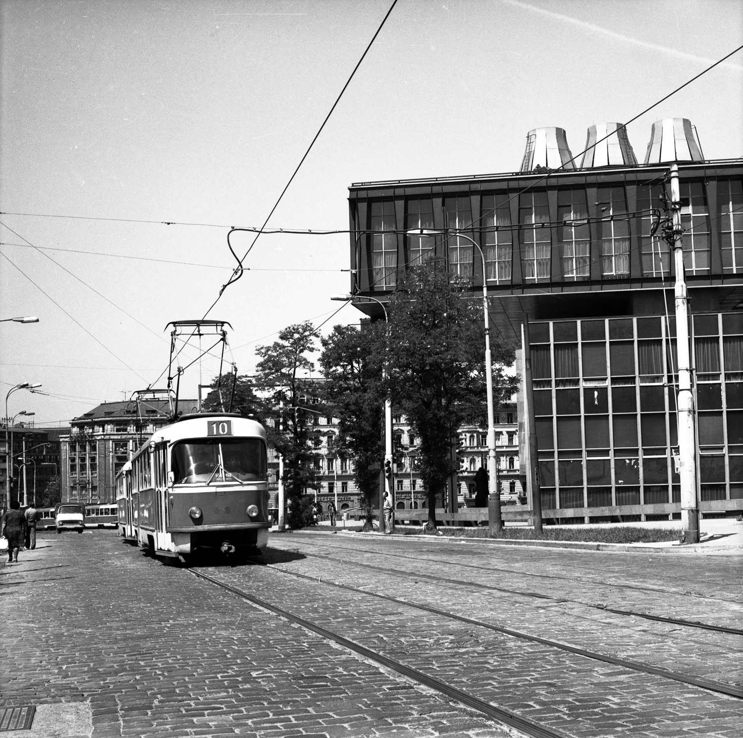 Průhled Vinohradskou ulicí s tramvajovou tratí a novou budovou Federálního shromáždění, 1974