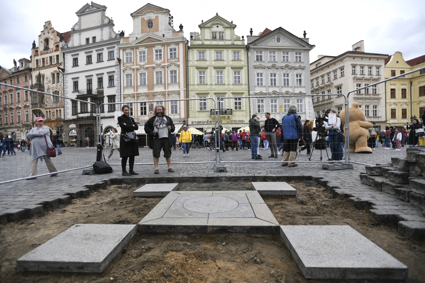 Akademický sochař Petr Váňa odkryl na Staroměstském náměstí v Praze dlažební kostky v místě, kde stál Mariánský sloup, a zahájil tím jeho obnovu