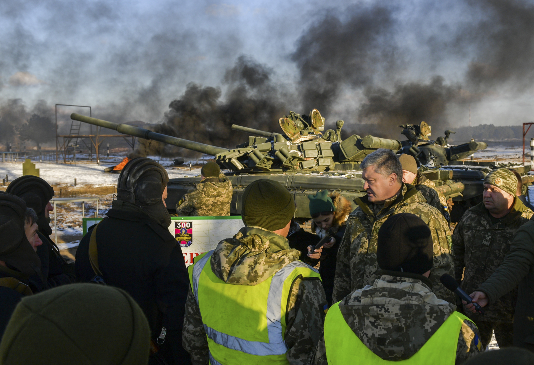 Ukrajinský prezident Petro Porošenko s vojáky během vojenského výcviku na vojenské základně v oblasti Černihiv na Ukrajině