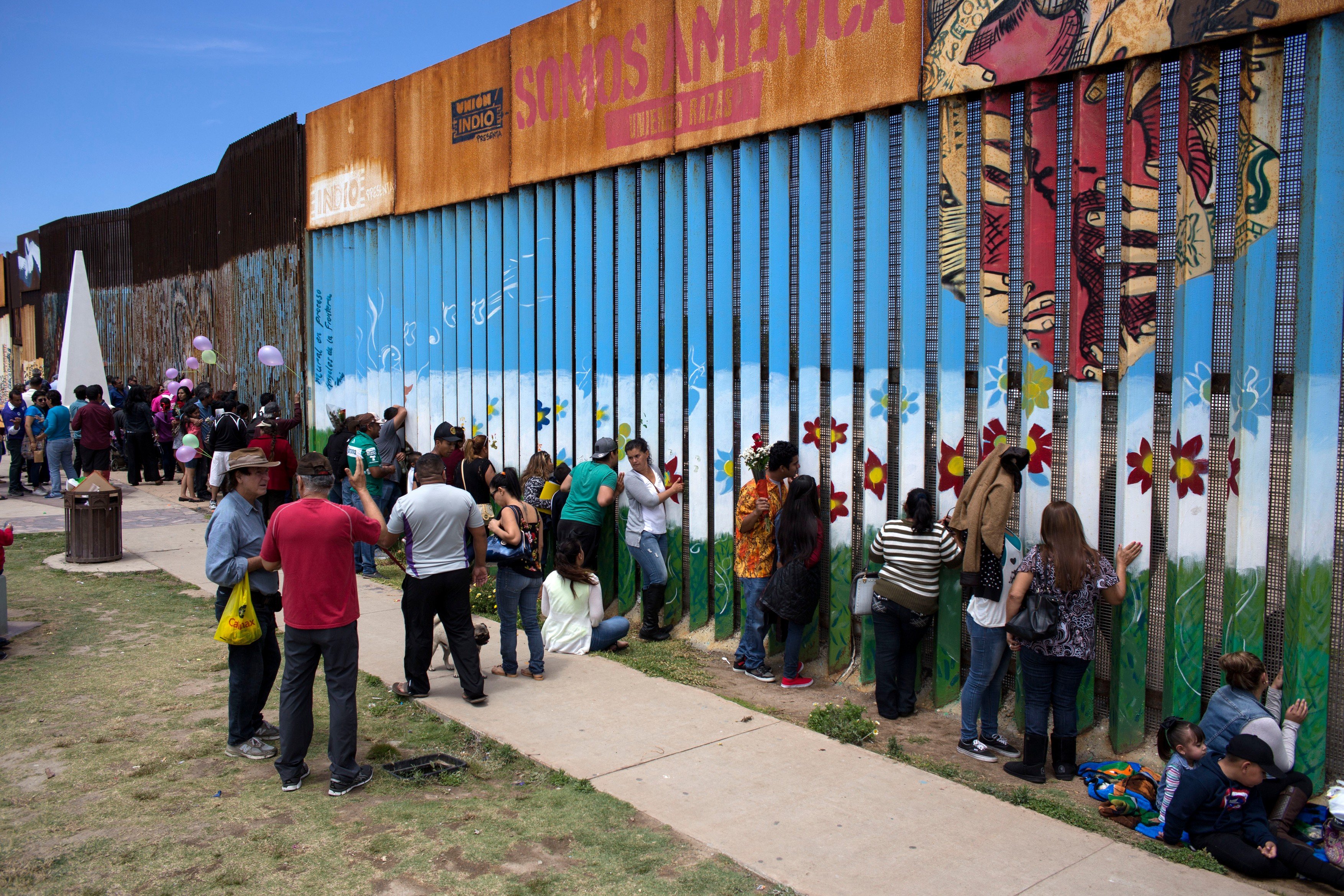 Rodiny se scházejí u hraničního plotu mezi Spojenými státy a Mexikem