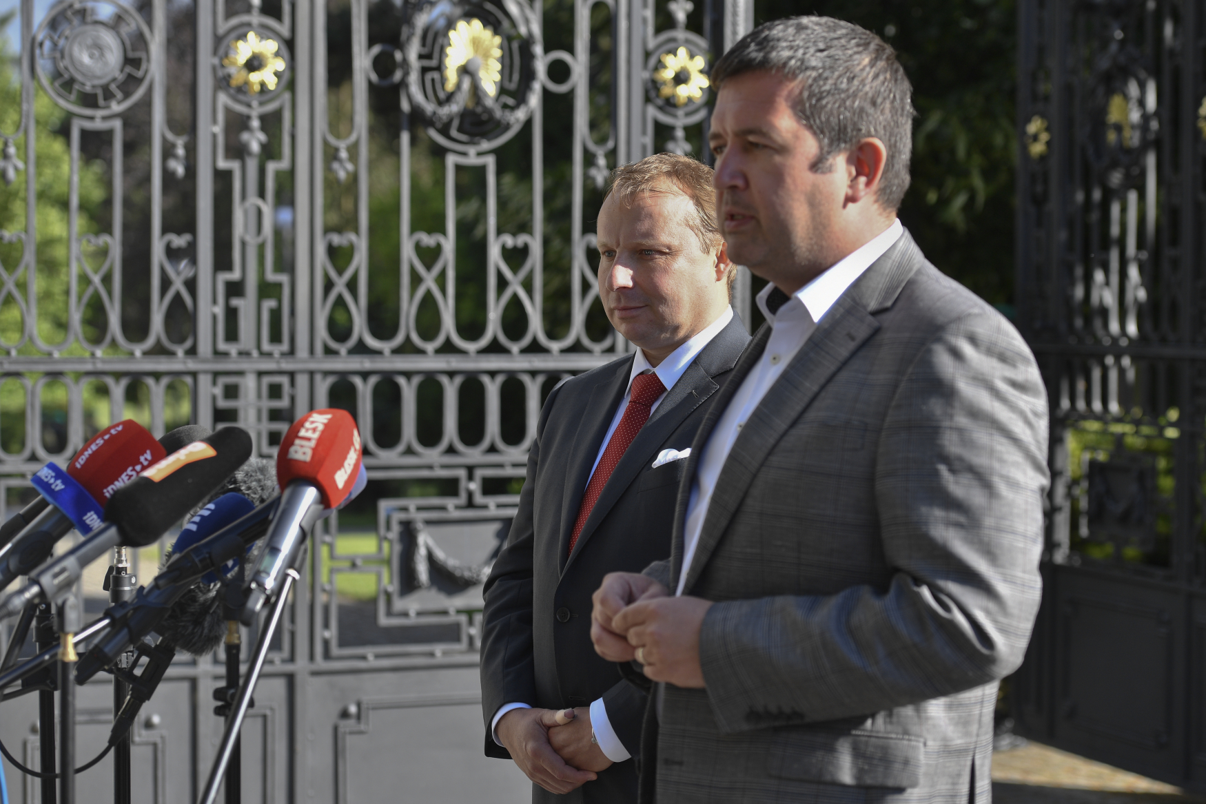 Předseda ČSSD Jan Hamáček (vpravo) a europoslanec Miroslav Poche, kterého ČSSD navrhla na ministra zahraničí