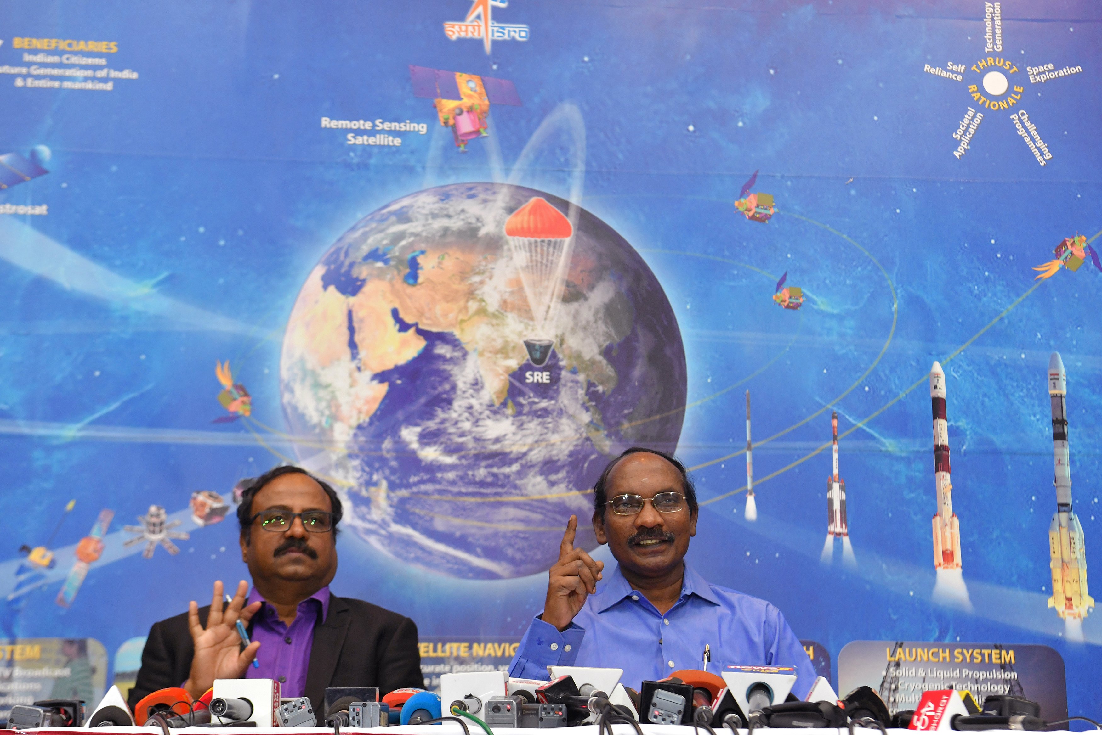 Ředitel indické vesmírné agentury Kailasavadivoo Sivan (vpravo) představuje misi sondy Čandrájan-2 neboli Měsíční vůz