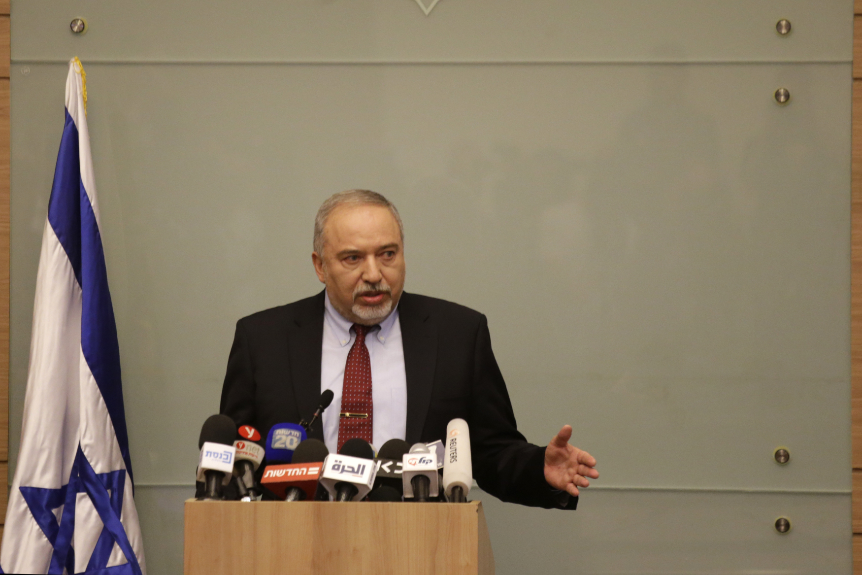 Izraelský ministr obrany Avigdor Lieberman odstoupil z funkce