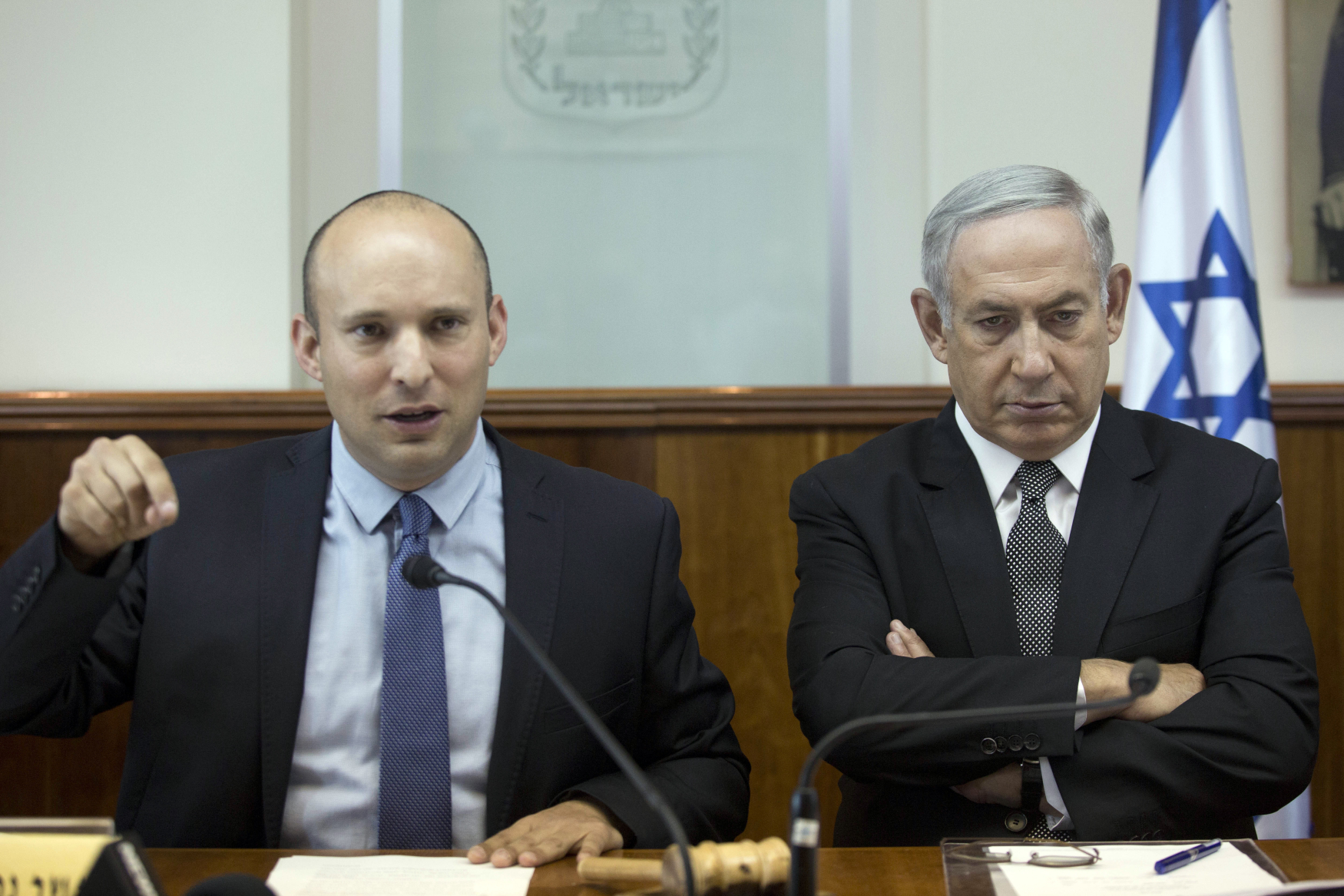Zleva ministr školství a předseda vládní strany Židovský domov Naftali Bennett a izraelský premiér Benjamin Netanjahu