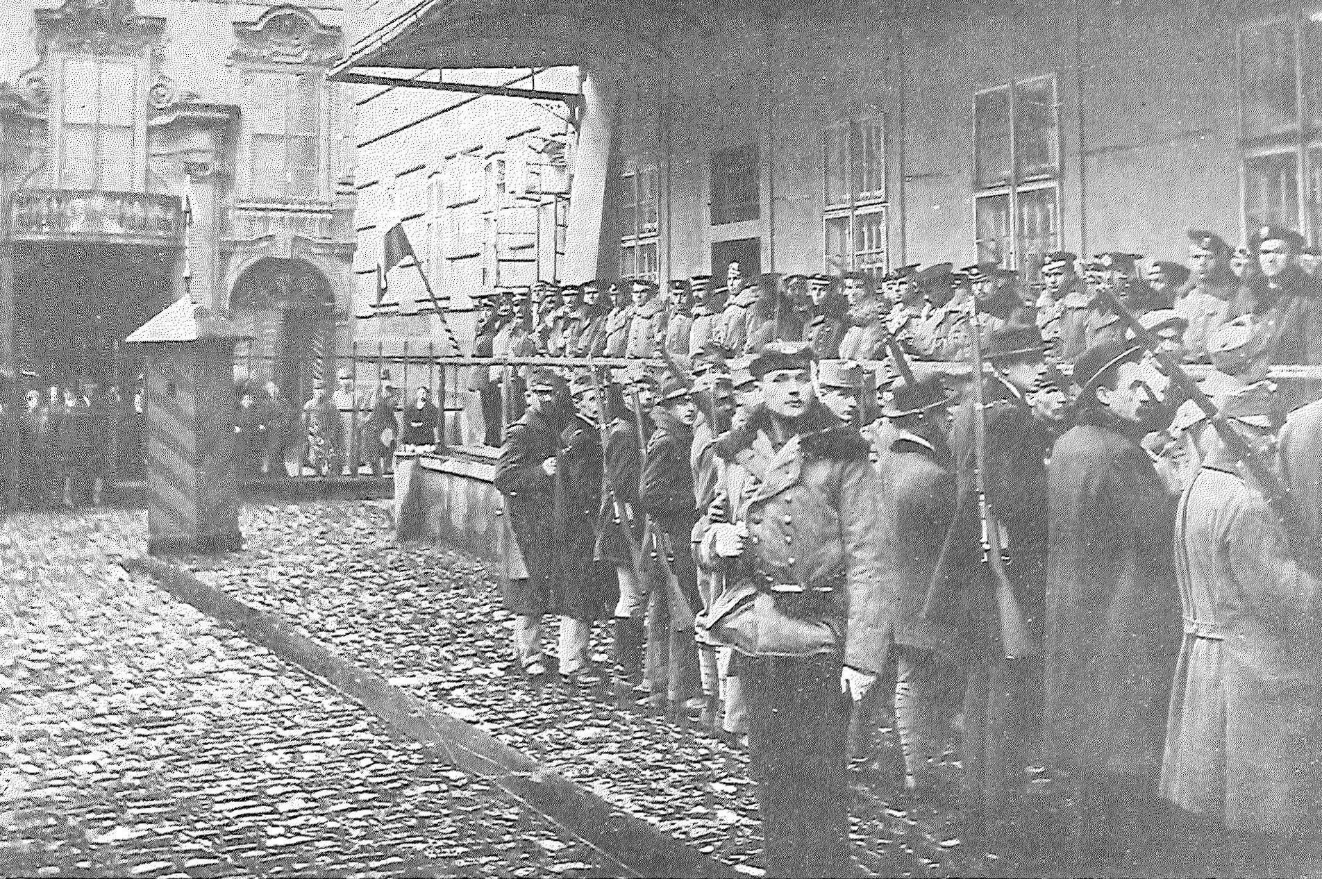 Setnina námořníků drží stráž před vojenským velitelstvím na konci října 1918 po vzniku Československa