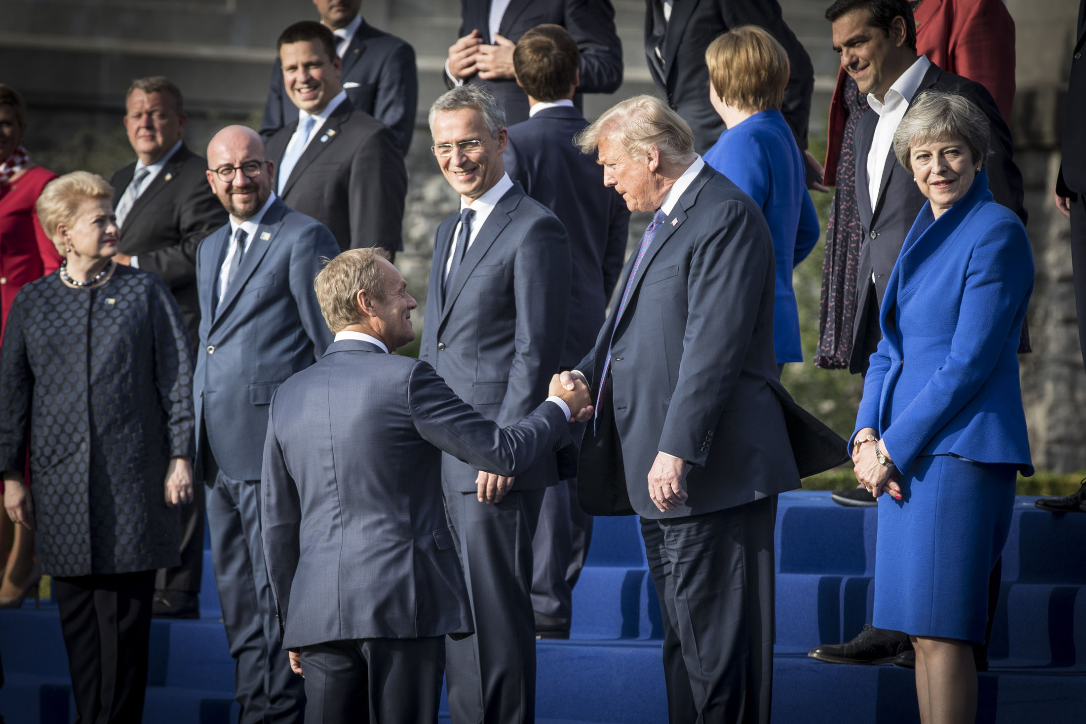 summit NATO společné foto; Donald Trump a Theresa May