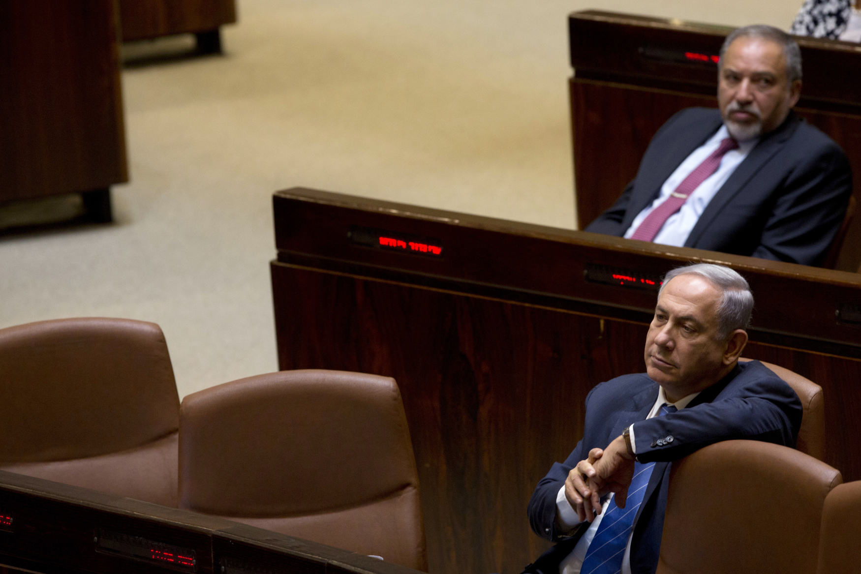 Nahoře šéf strany Izrael, náš domov Avigdor Lieberman, dole izraelský premiér Benjamin Netanjahu