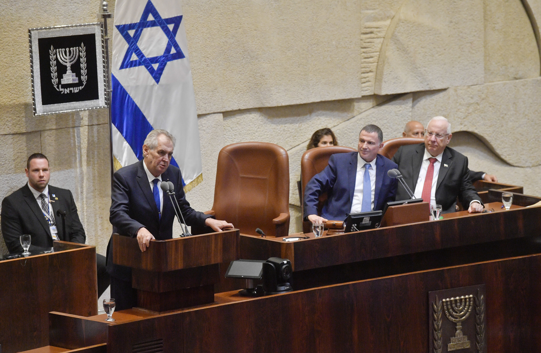 Prezident Miloš Zeman vystoupil na schůzi izraelského parlamentu 26. listopadu 2018. Zprava izraelský prezident Reuven Rivlin a předseda parlamentu Juli Edelstein