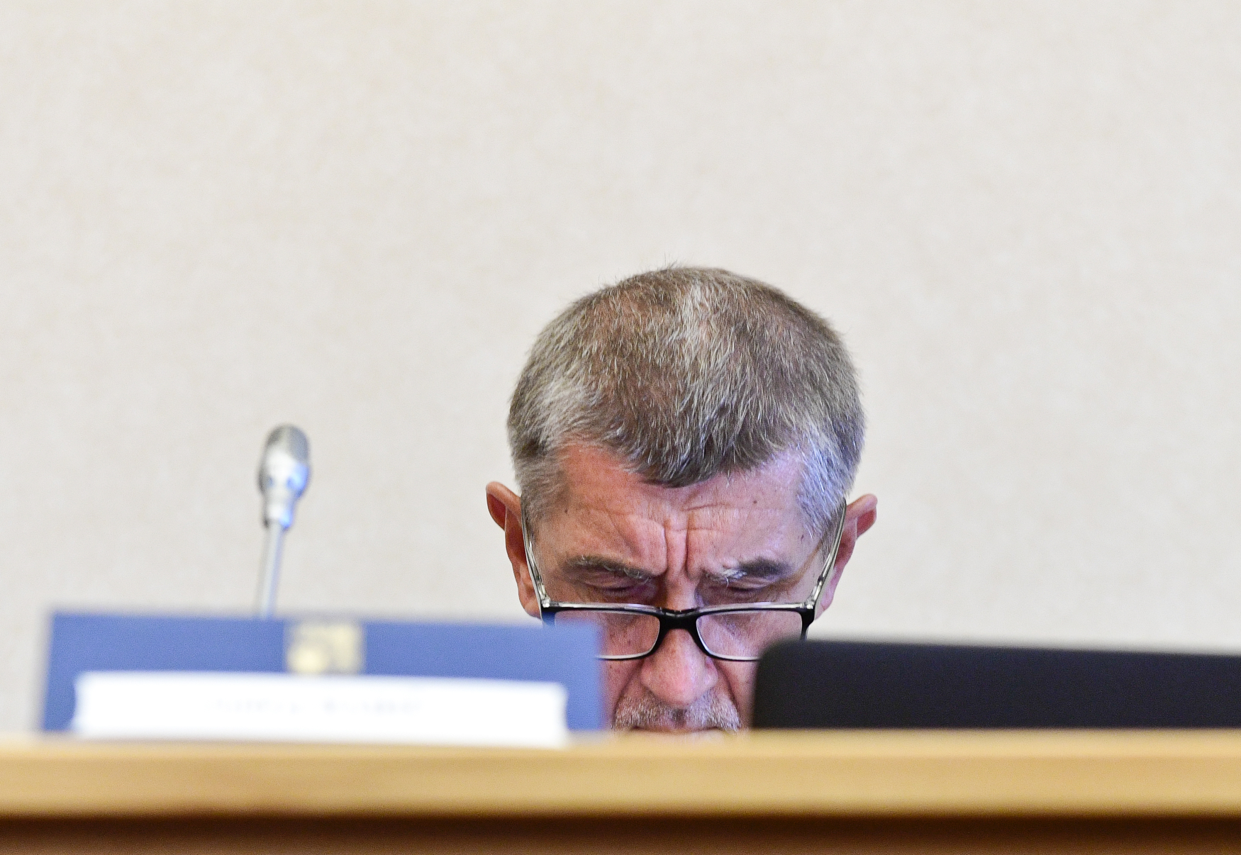 Premiér Andrej Babiš na schůzi vlády