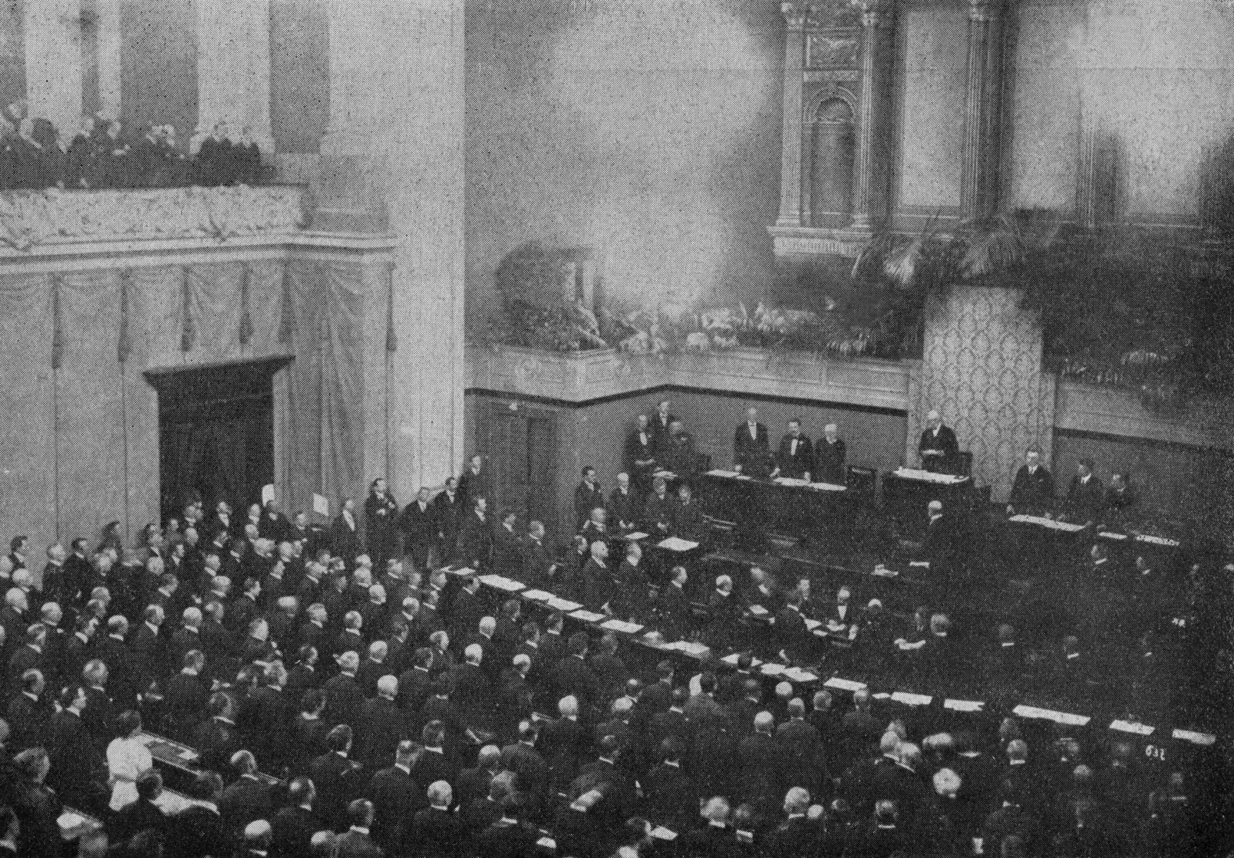 Prezident Masaryk skládá slib na ústavu na slavnostní společné schůzi Národního shromáždění a Senátu v budově parlamentu, 27. května 1920