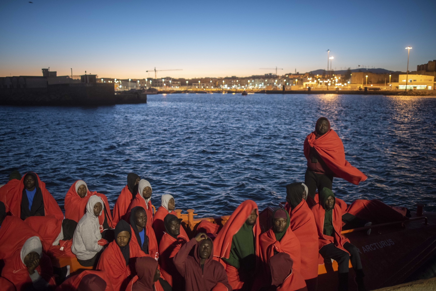 Zachránění uprchlíci v jihošpanělském přístavu Tarifa