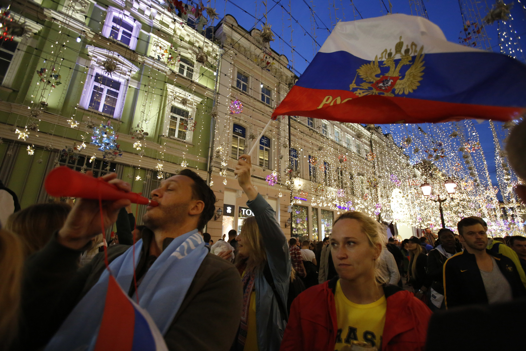 Po vítězství ruské fotbalové sborné propukla v zemi euforie, slavilo se v ulicích