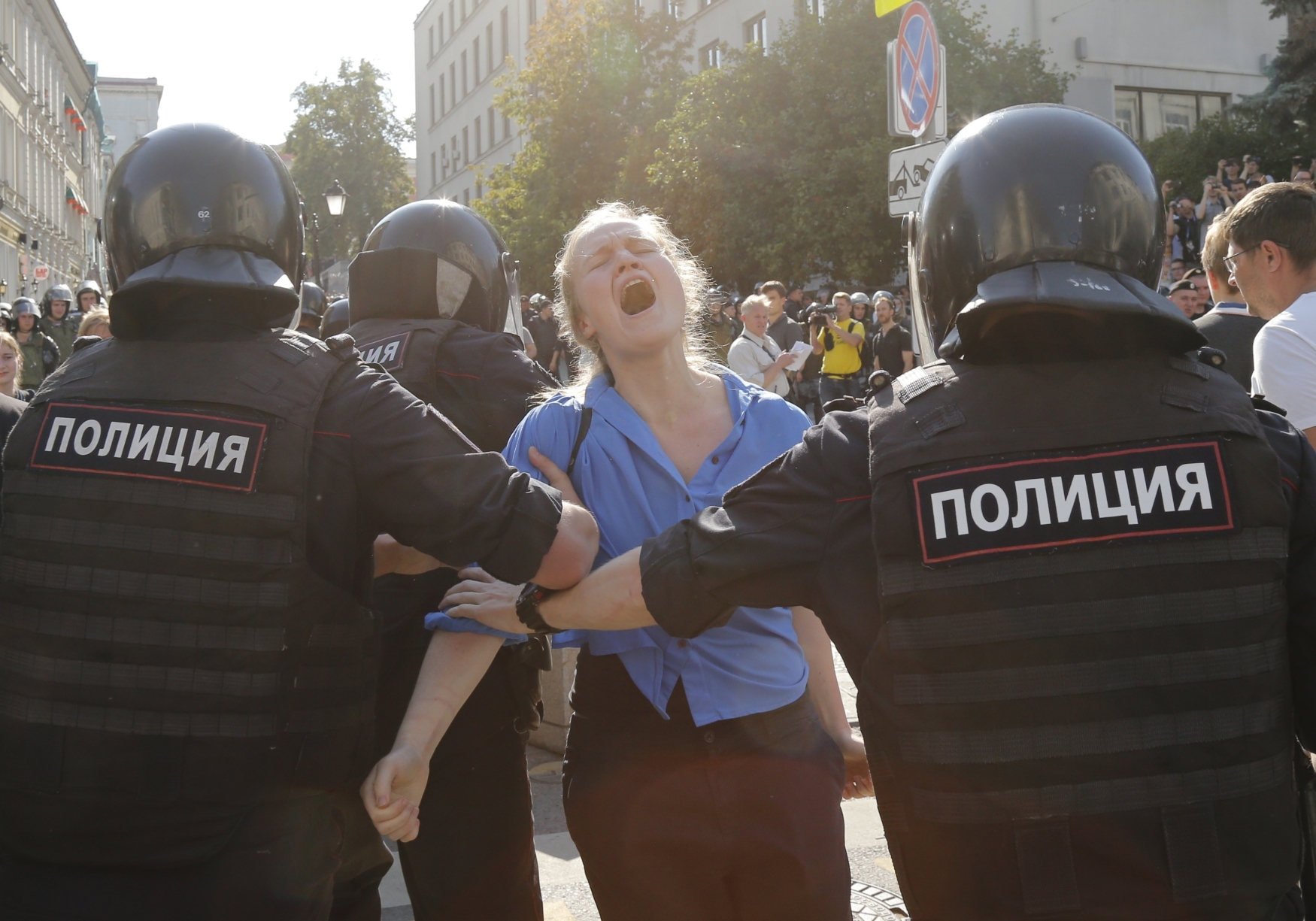 Během demonstrace v Moskvě zadržela policie stovky osob