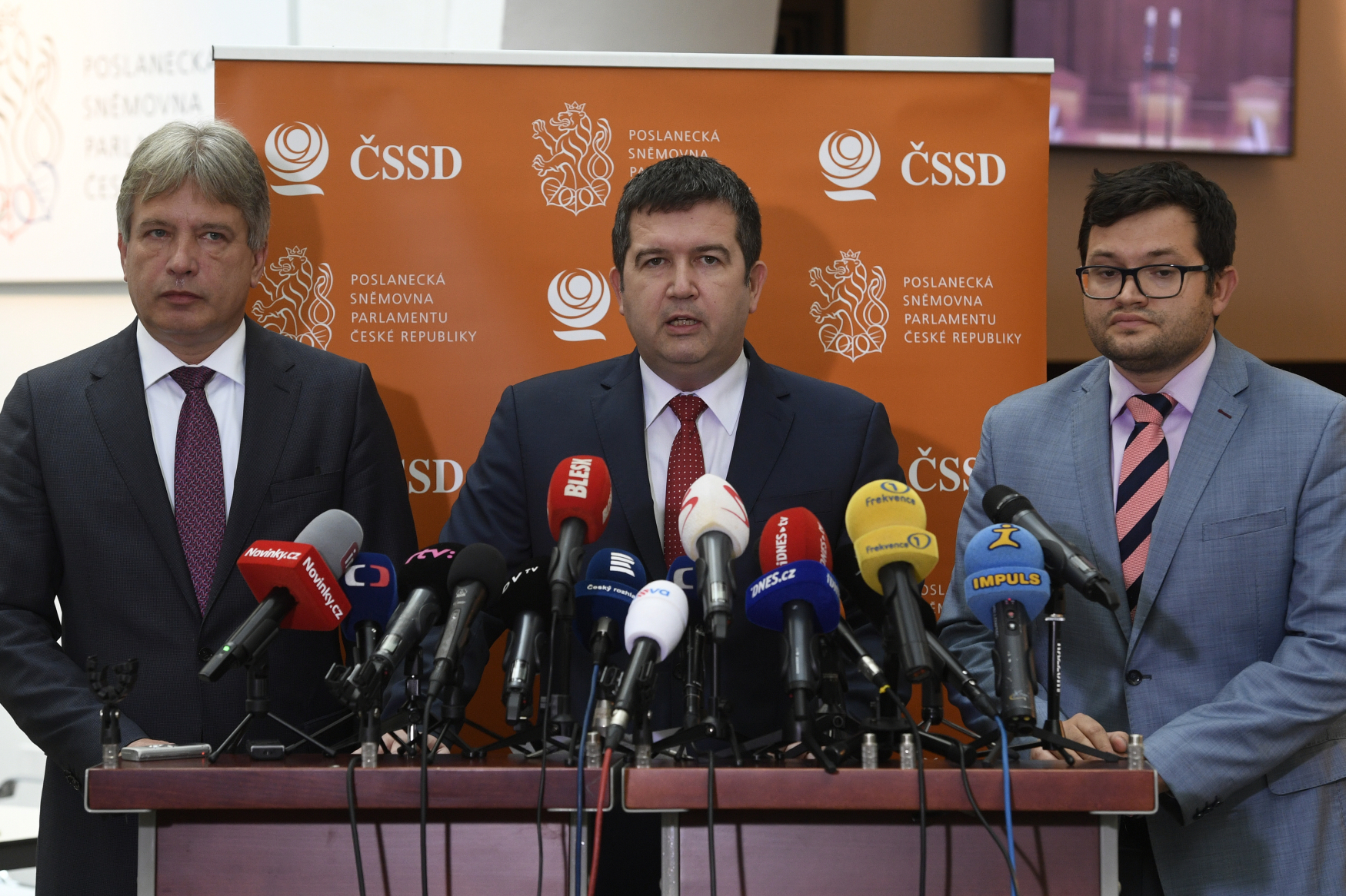 Předseda ČSSD Jan Hamáček (uprostřed), předseda poslaneckého klubu strany Jan Chvojka (vpravo) a poslanec Roman Onderka na tiskové konferenci poslaneckého klubu ČSSD