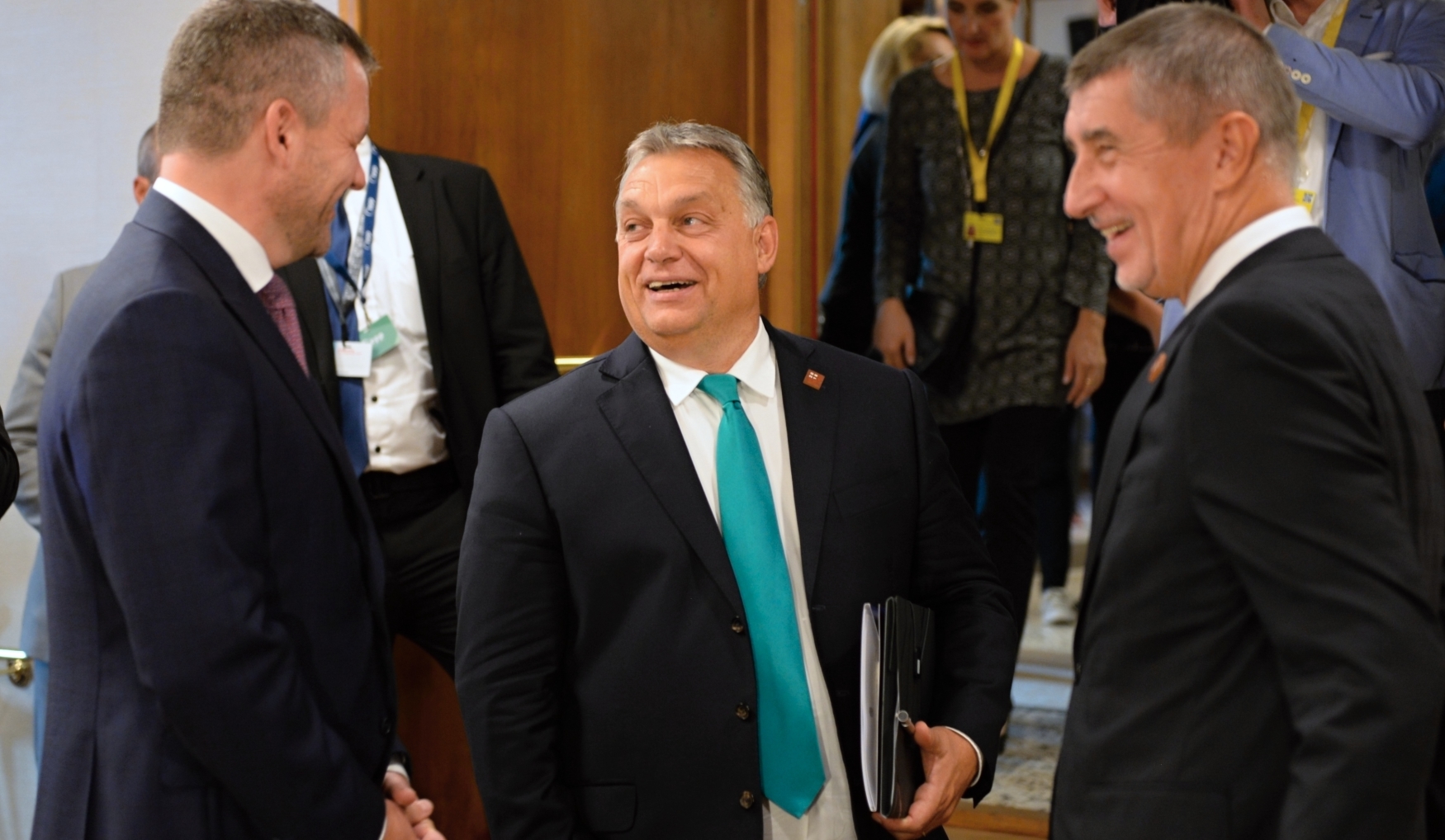 Maďarský premiér Viktor Orbán (uprostřed) v rozhovoru s šéfy vlád Slovenska Peterem Pellegrinim (vlevo) a Česka Andrejem Babišem před koordinační schůzkou Visegrádské skupiny v rámci neformálního summitu EU v Salcburku