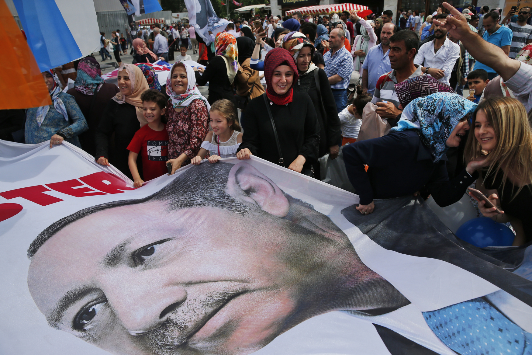 Před prvním kolem prezidentských a parlamentních voleb převládá v zemi pocit, že vítězství Erdogana a výhra jeho strany nejsou zcela jisté