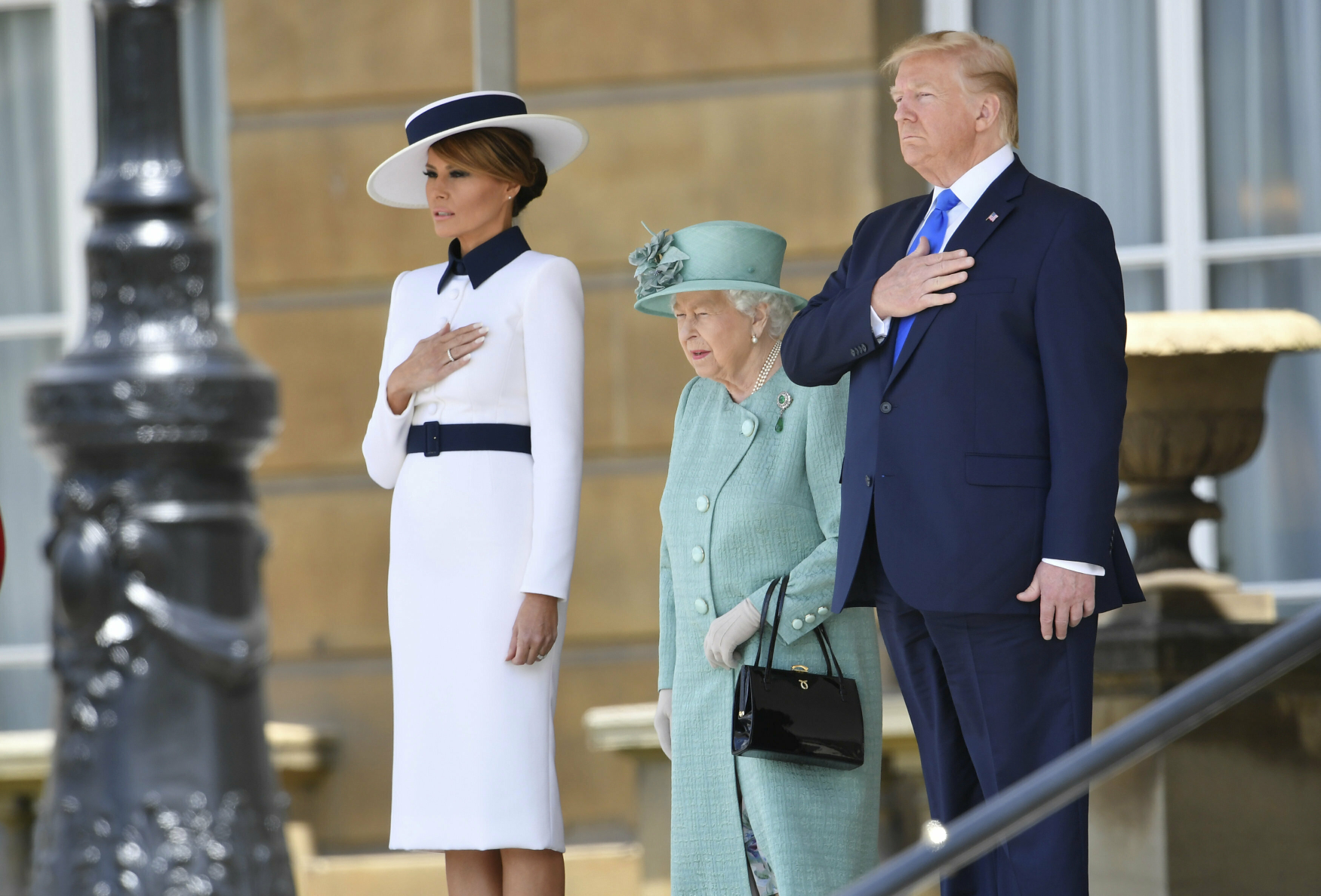 Donalda Trumpa a jeho ženu Melanii přijala britská královna Alžběta II. 