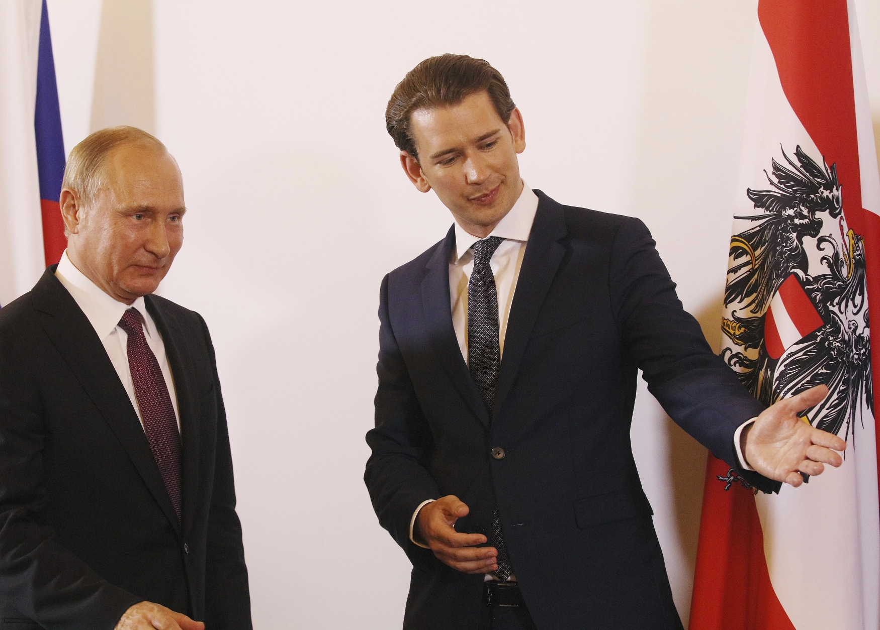 Vladimir Putin se během návštěvy Rakouska sešel s kancléřem Sebastianem Kurzem Vladimir Putin se během návštěvy Rakouska sešel s kancléřem Sebastianem Kurzem