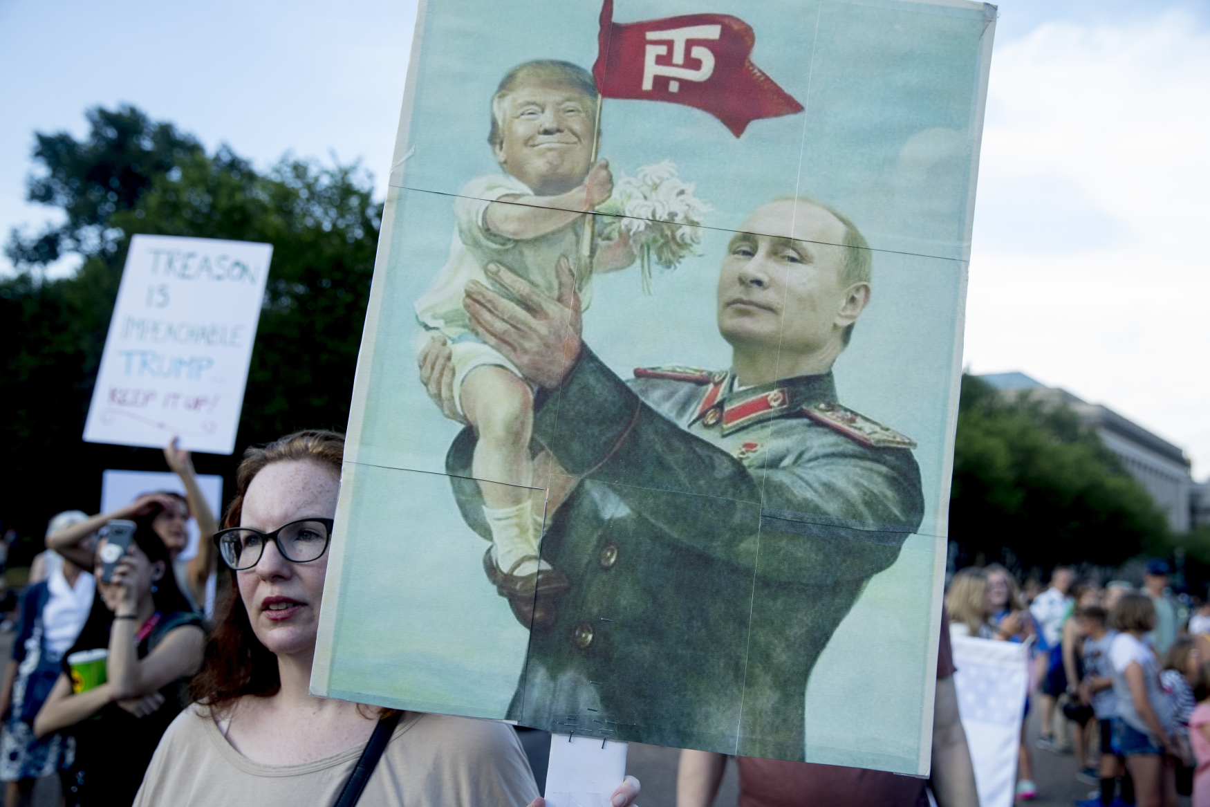 Protesty před Bílým domem v reakci na setkání Trumpa s Putinem