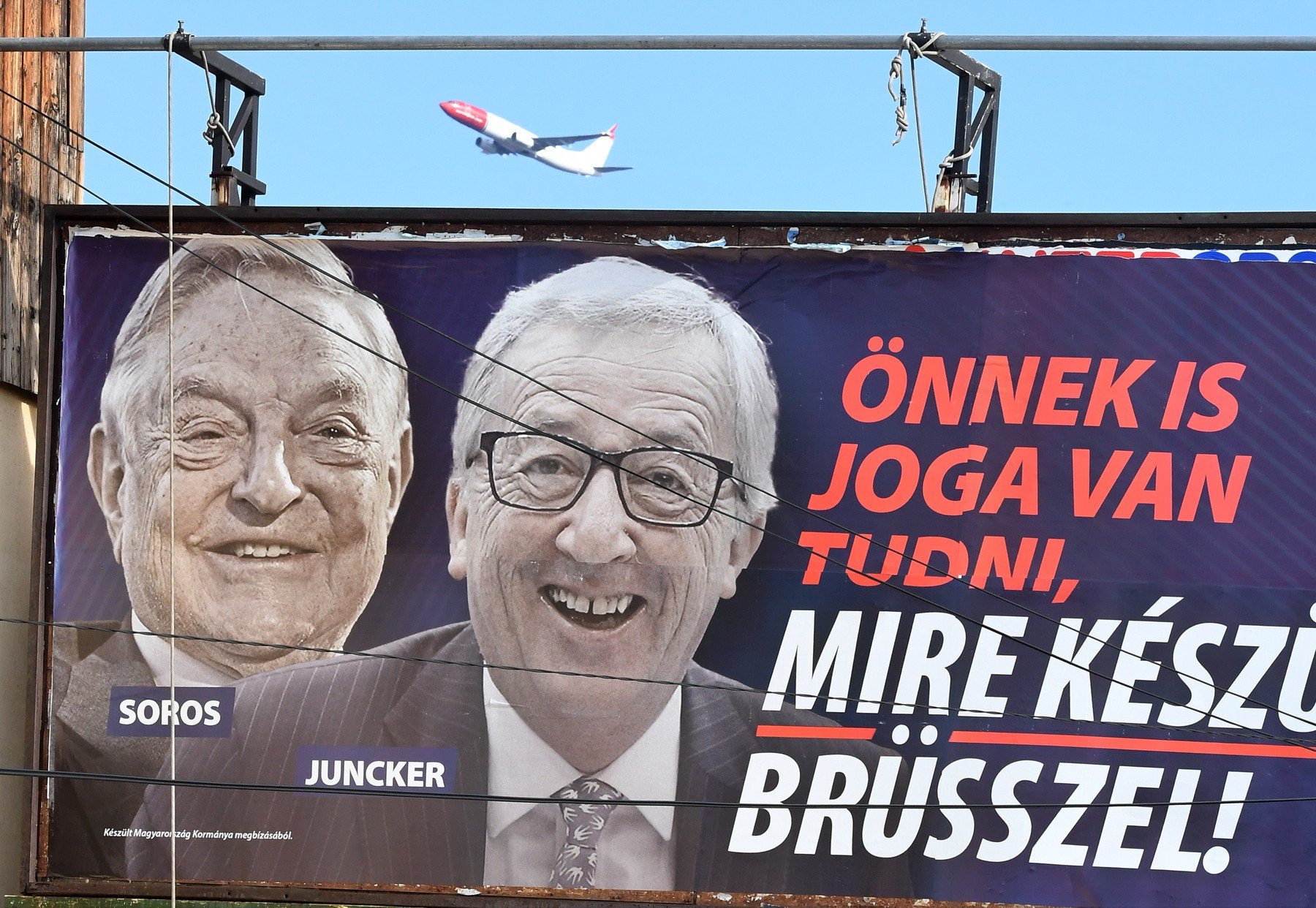 V Maďarsku se obejvily vládou placené plakáty s podobiznami miliardáře George Sorose a předsedy Evropské komise Jeana-Claudea Junckera se sloganem naznačujícím jejich proimigrantské spolčení vůči Budapešti