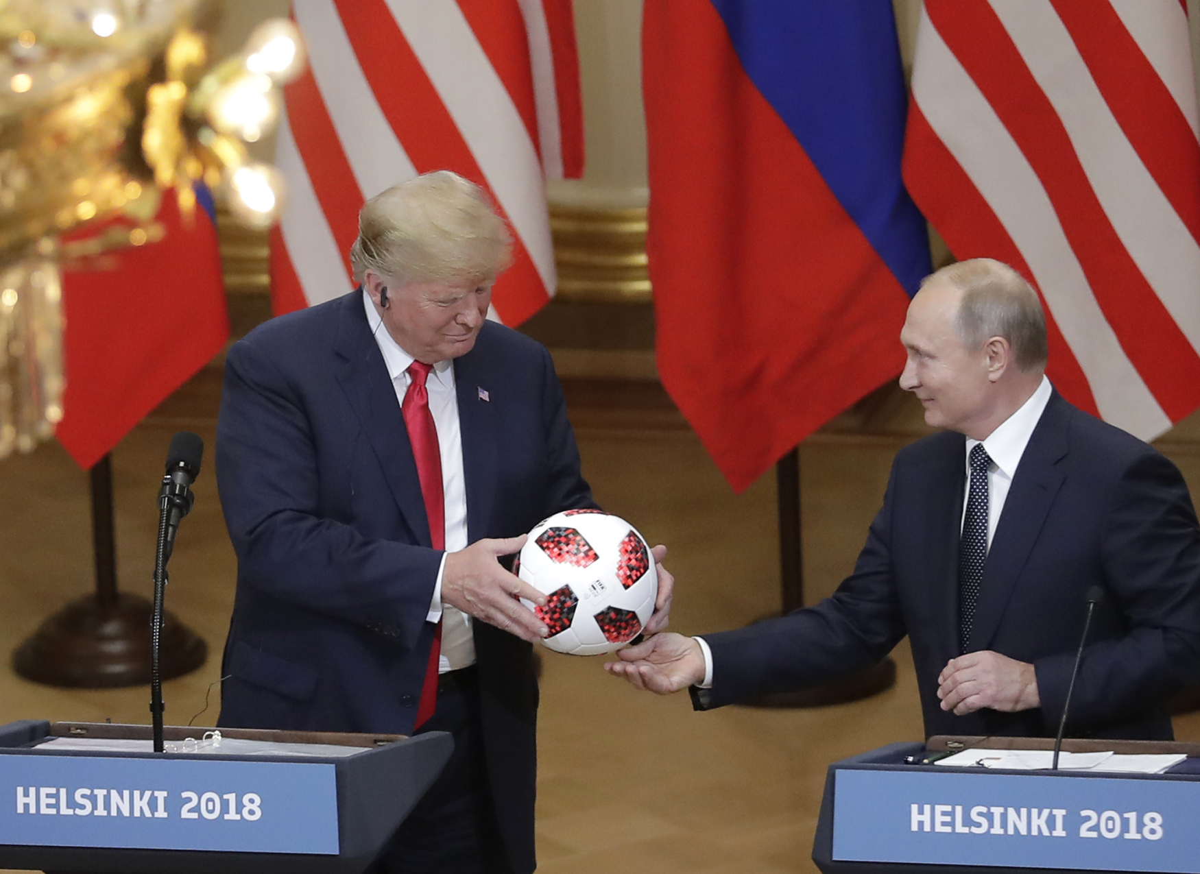 Donald Trump dostal od Vladimira Putina míč z mistrovství světa ve fotbale