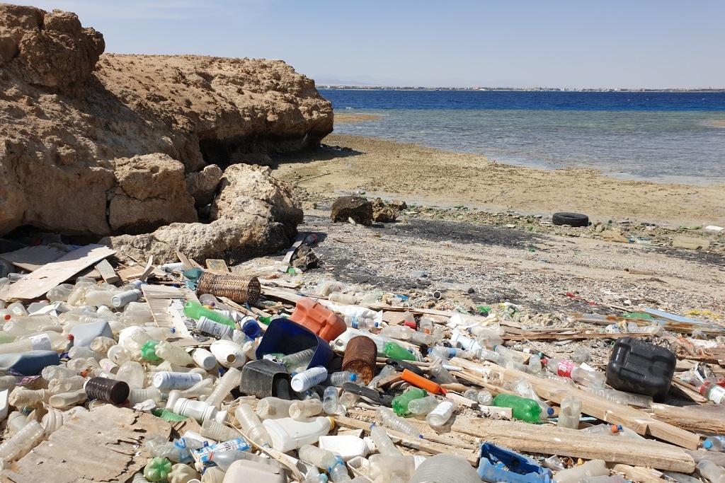 Plastové znečištění na egyptské pláži