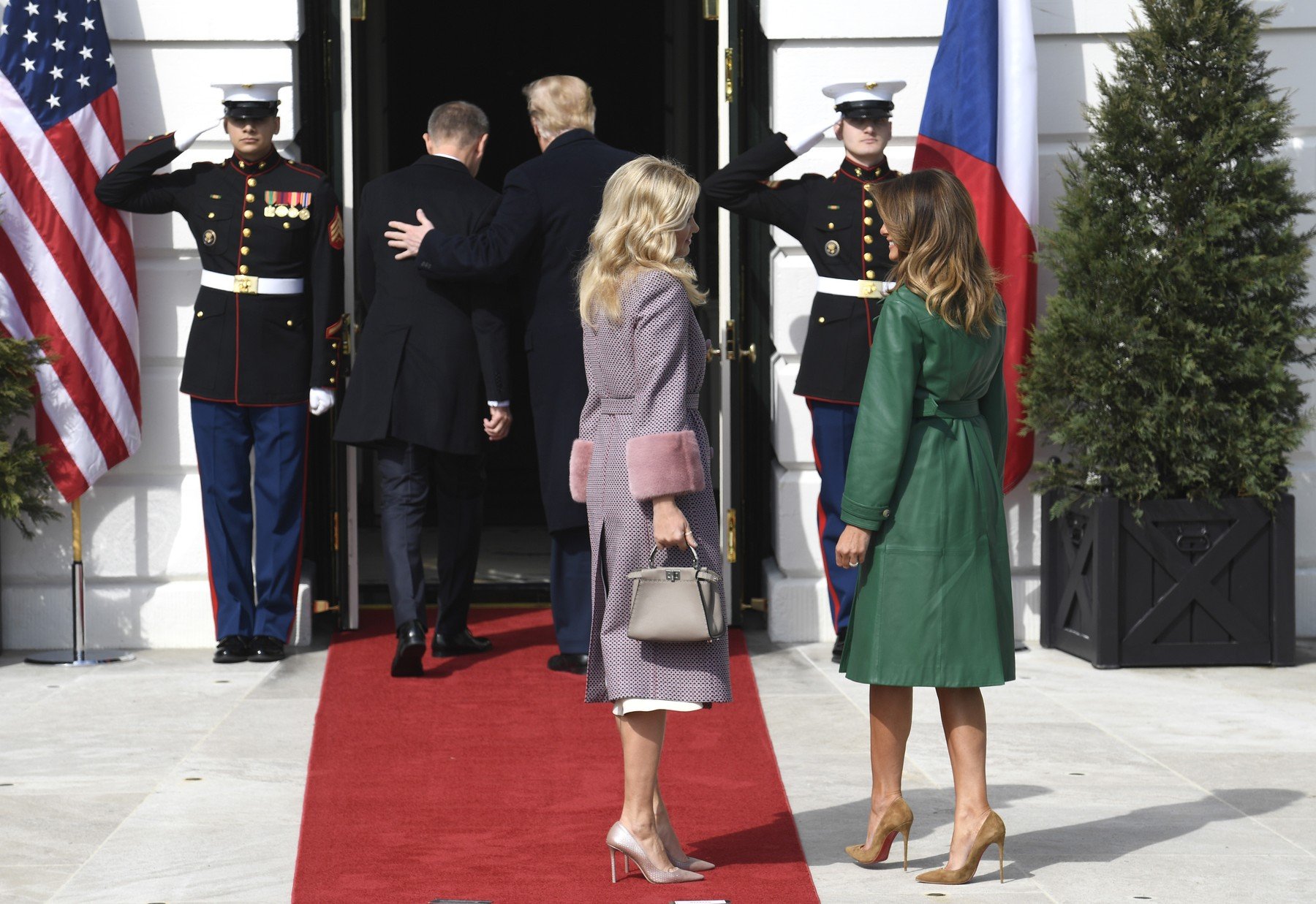 Melania Trumpová a Monika Babišová před vchodem do Bílého domu Melania Trumpová a Monika Babišová před vchodem do Bílého domu