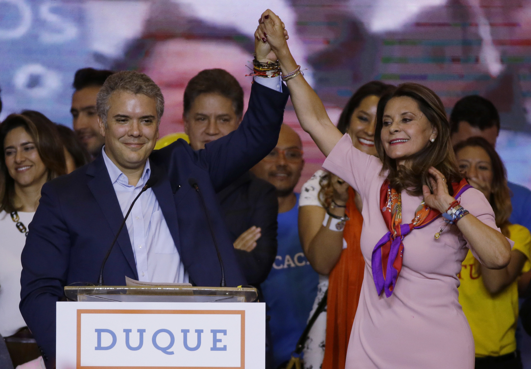 První kolo prezidentských voleb v Kolumbii vyhrál právník a bývalý senátor Iván Duque