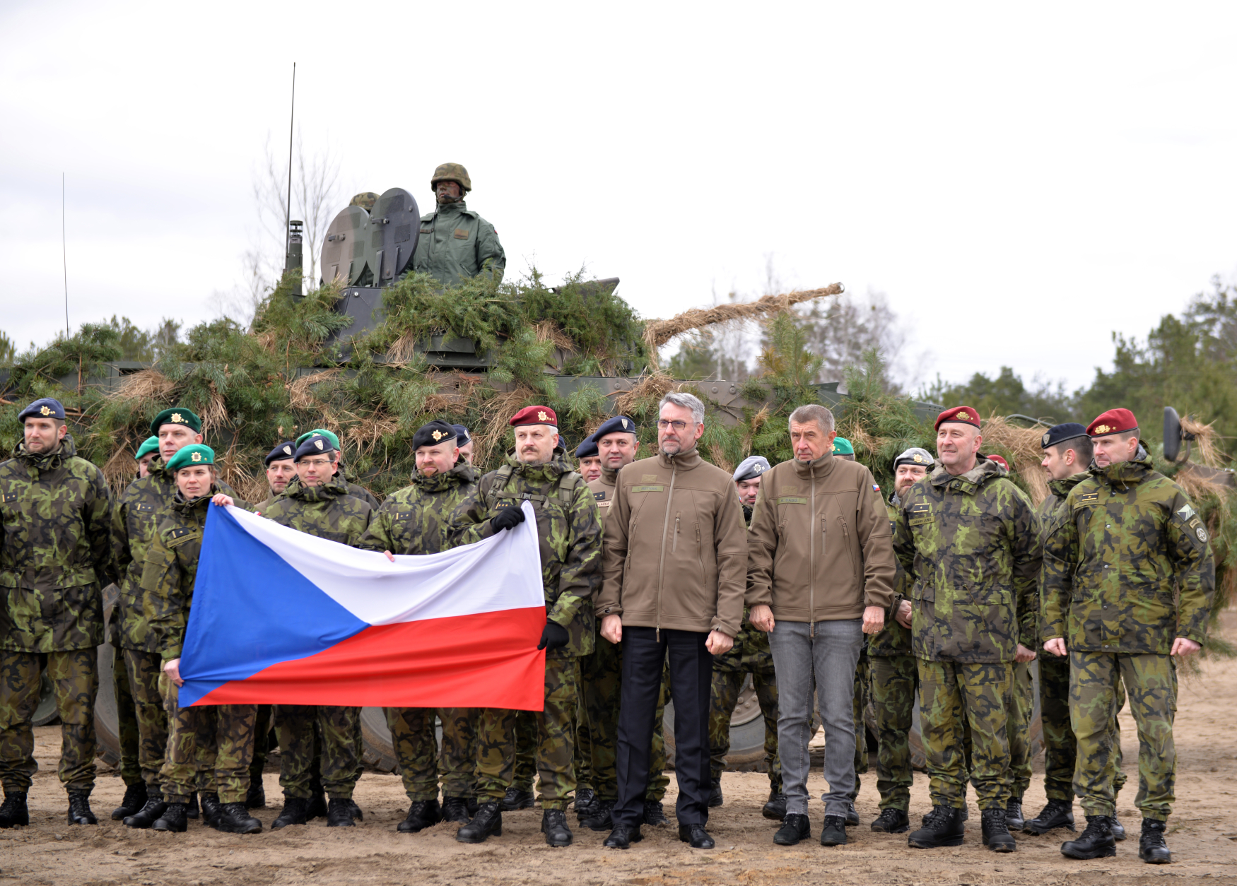 Premiér Andrej Babiš a ministr obrany Lubomír Metnar se sešli s českými vojáky ve Varšavě při oslavách 20. výročí vstupu Česka, Polska a Maďarska do NATO