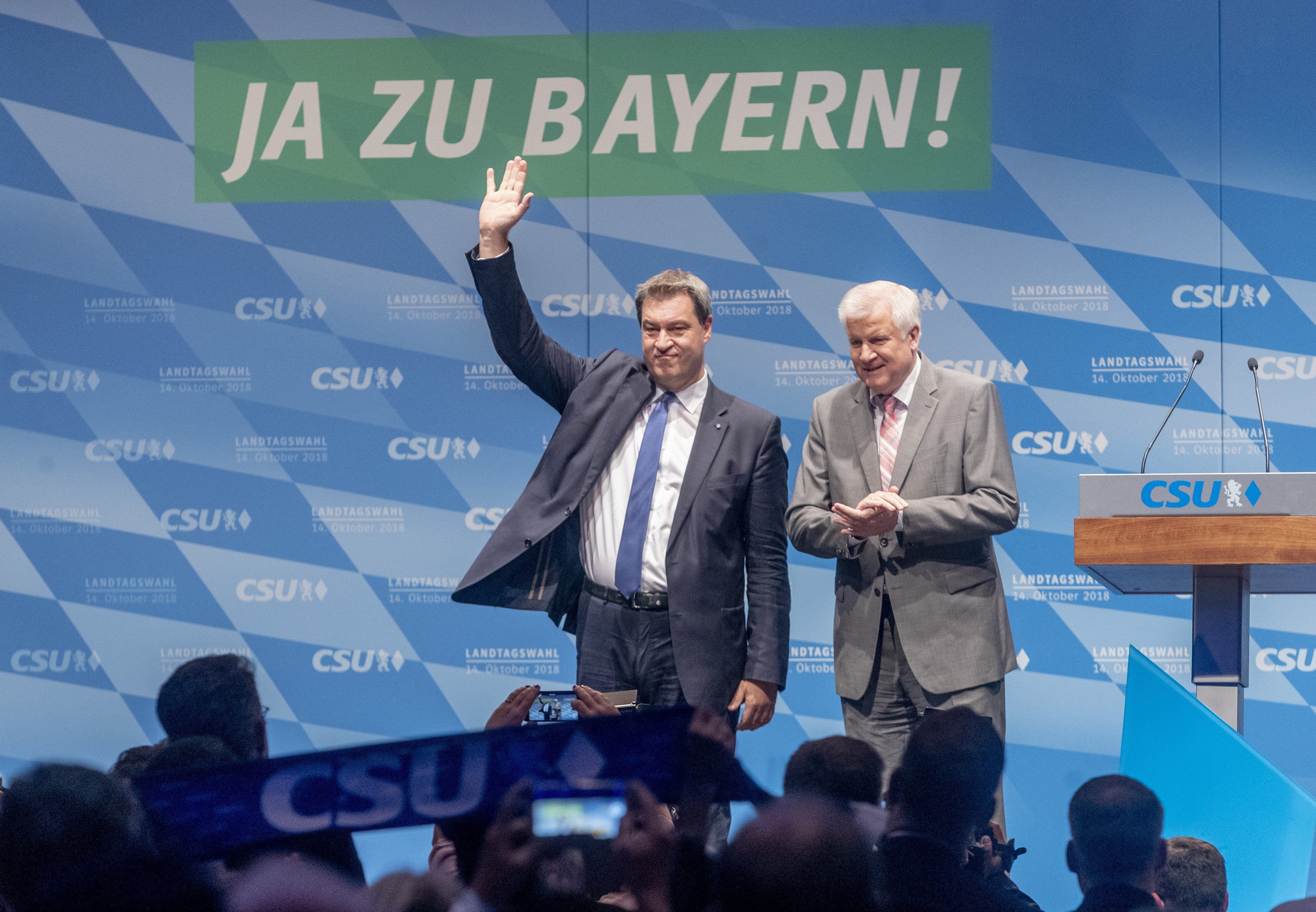 Zleva Markus Söder a Horst Seehofer na sjezdu CSU v Ingolstadtu