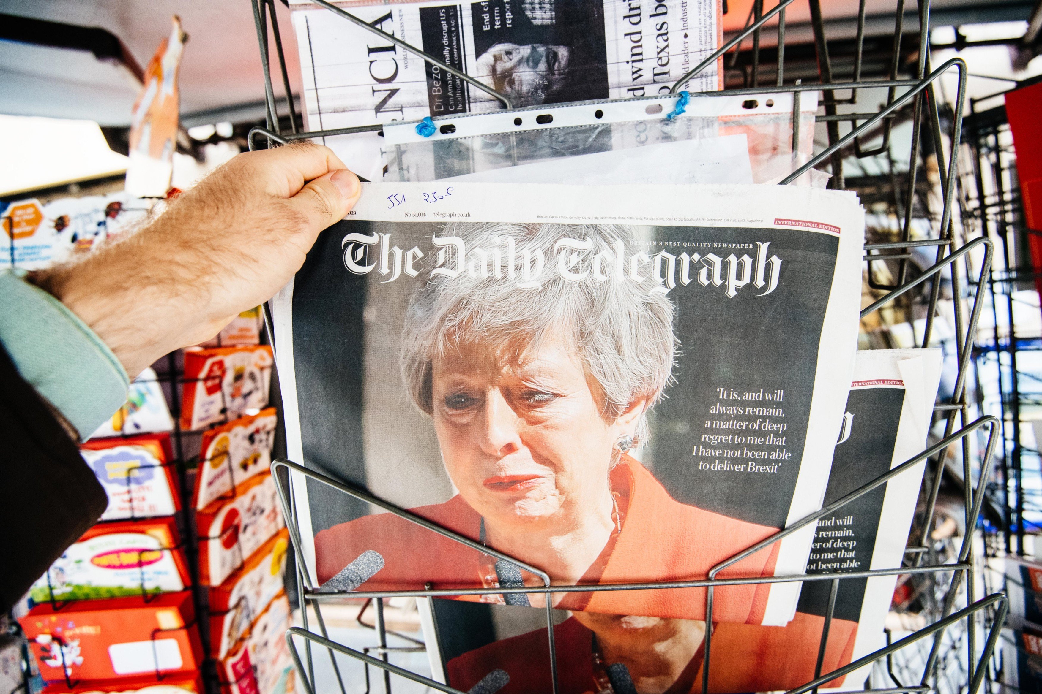The Daily Telegraph informoval na přední straně o tom, že Theresa Mayová oznámila rezignaci