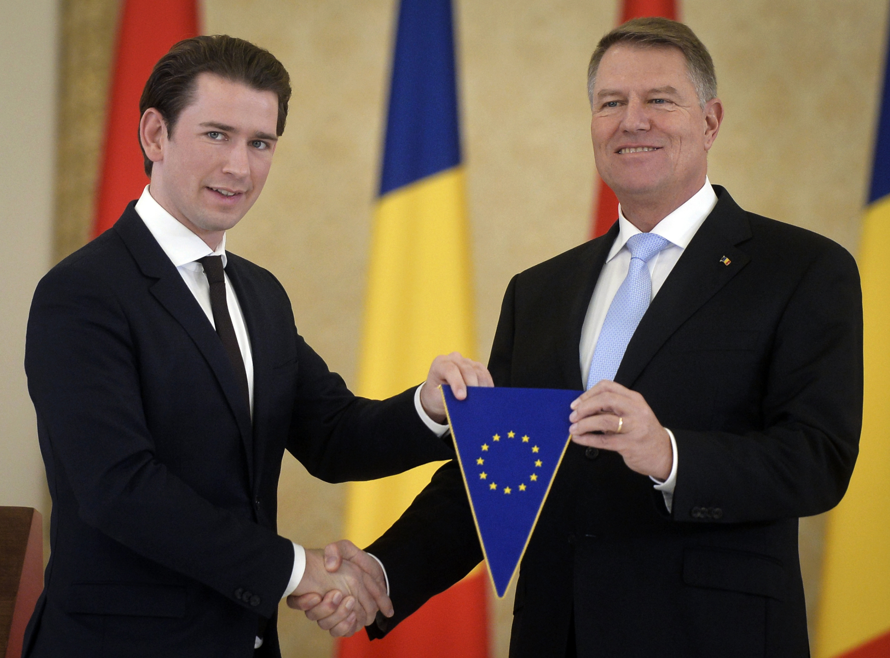 Rakousko předá štafetu předsednictví v Radě Evropské unie Rumunsku (vlevo rakouský kancléř Sebastian Kurz, vpravo rumunský prezident Klaus Iohannis)