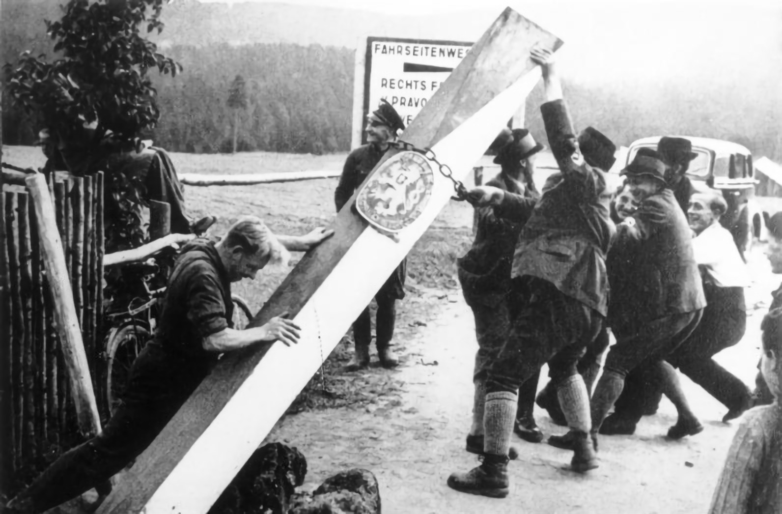 Sudetští Němci strhávají sloup na československo-německé hranici