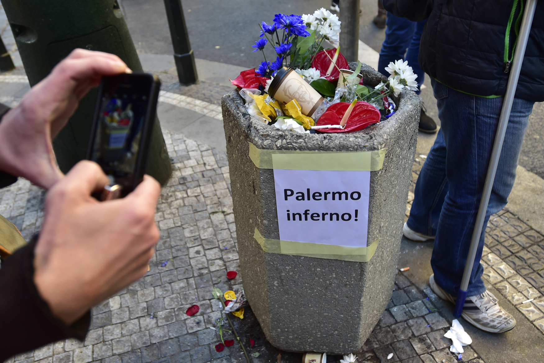 V koši skončily květiny Andreje Babiše, který si 17. listopadu 2018 v Praze na Národní třídě připomněl výročí sametové revoluce v roce 1989